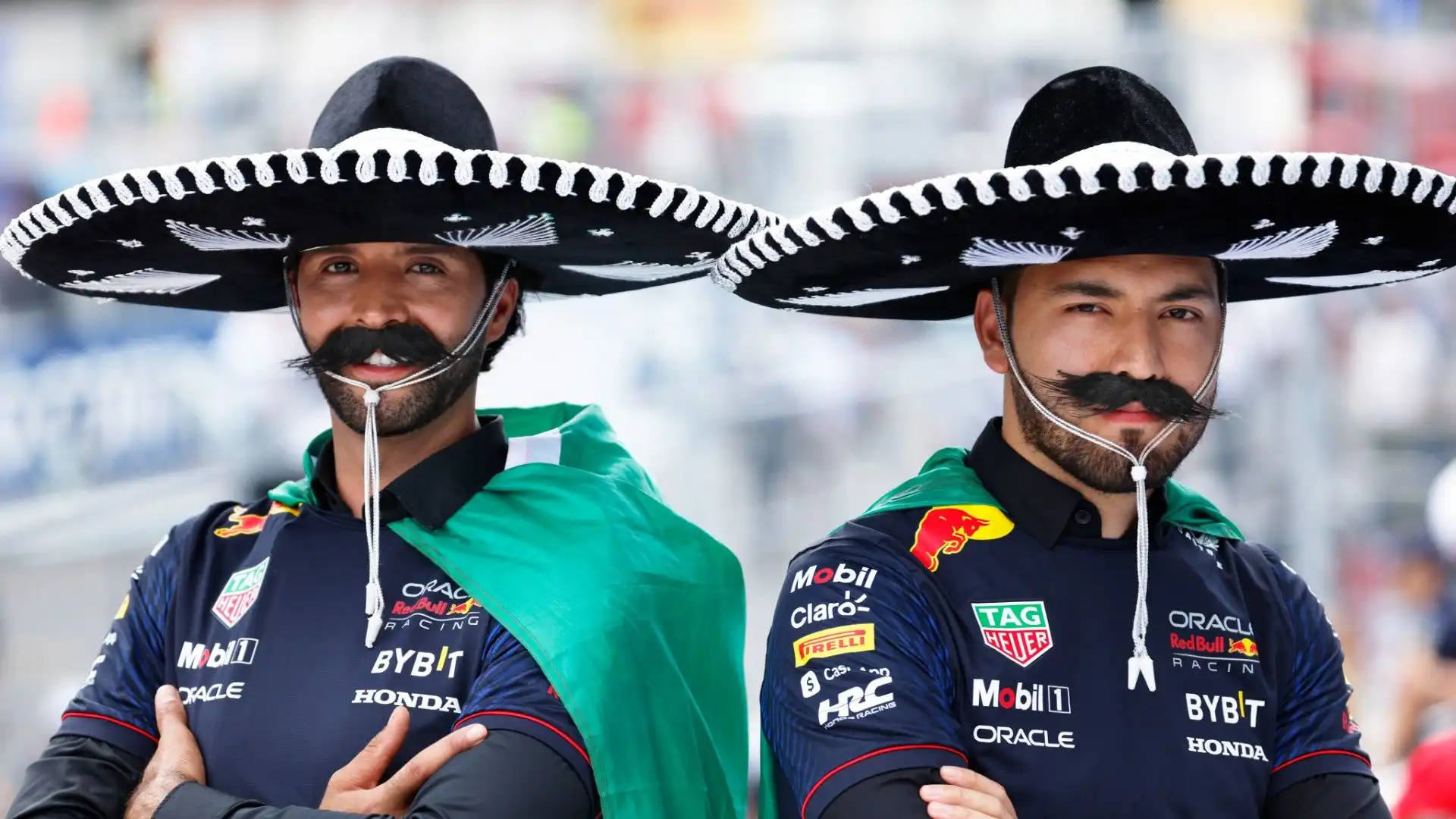 Questi due ragazzi hanno indossato dei baffi finti e un sombrero come testimonianza della loro simpatia verso Sergio Perez