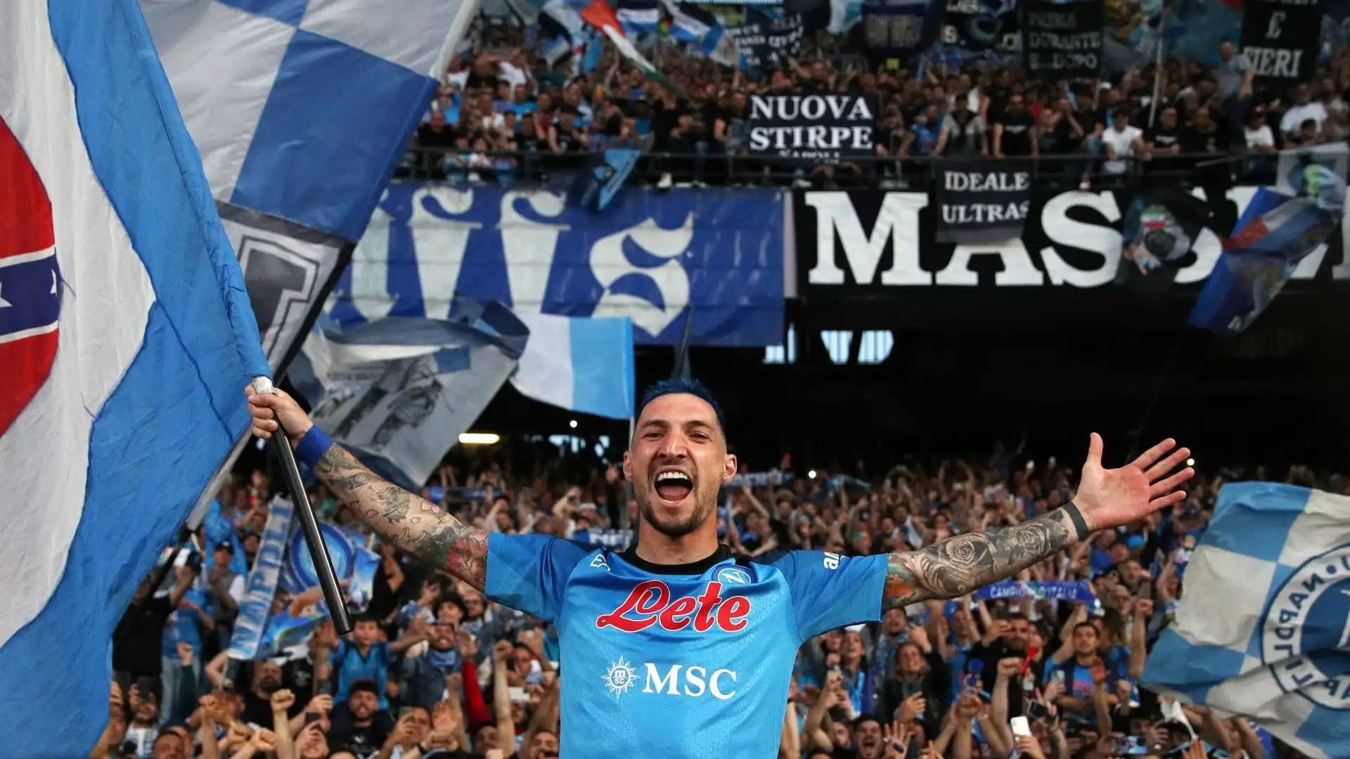 Matteo Politano, ex Inter, ha festeggiato con la bandiera del Napoli in mano