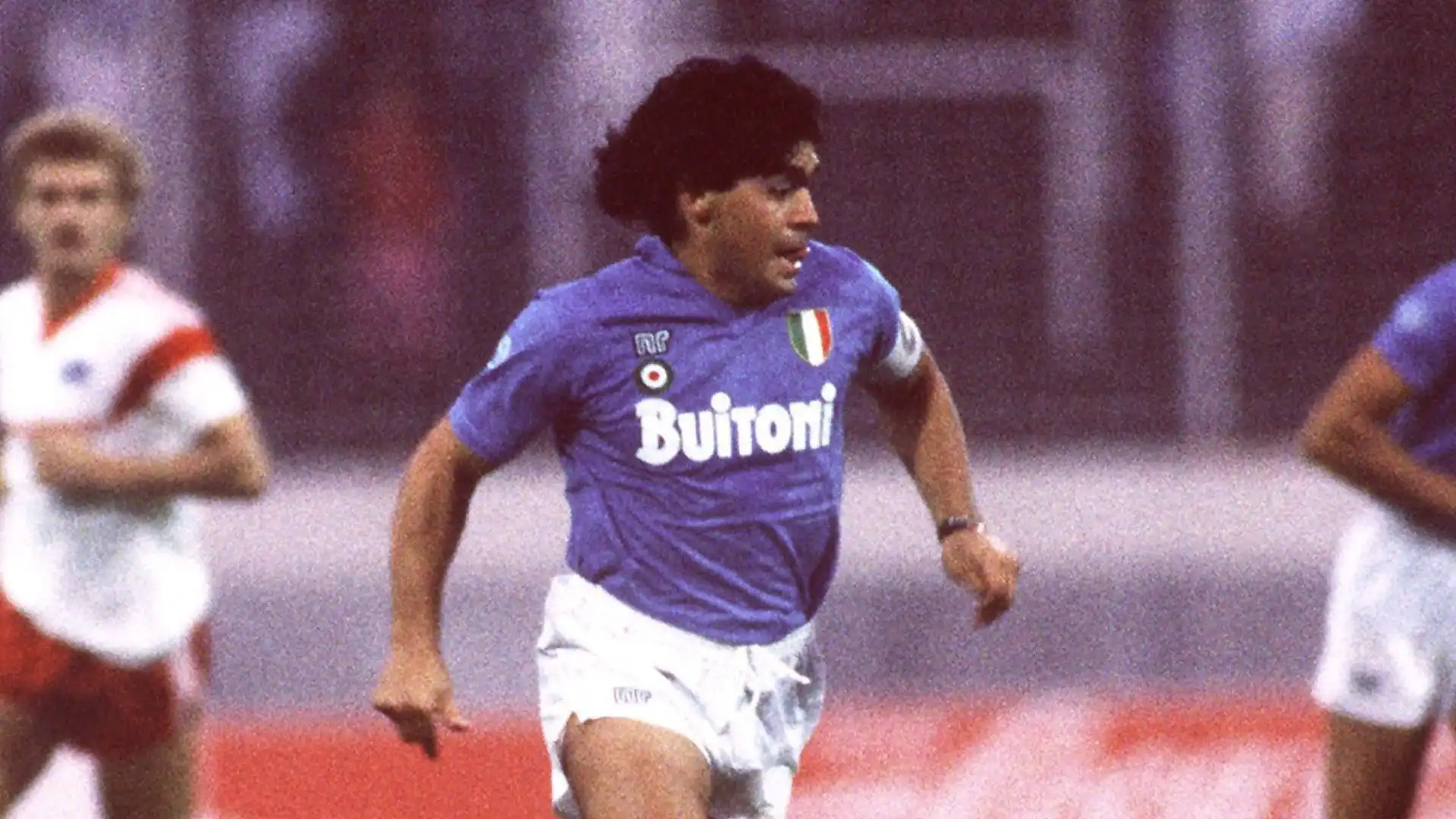 Diego Armando Maradona - non ci sono dubbi: è il più forte calciatore ad avere indossato la maglia del Napoli. 115 gol con la maglia azzurra