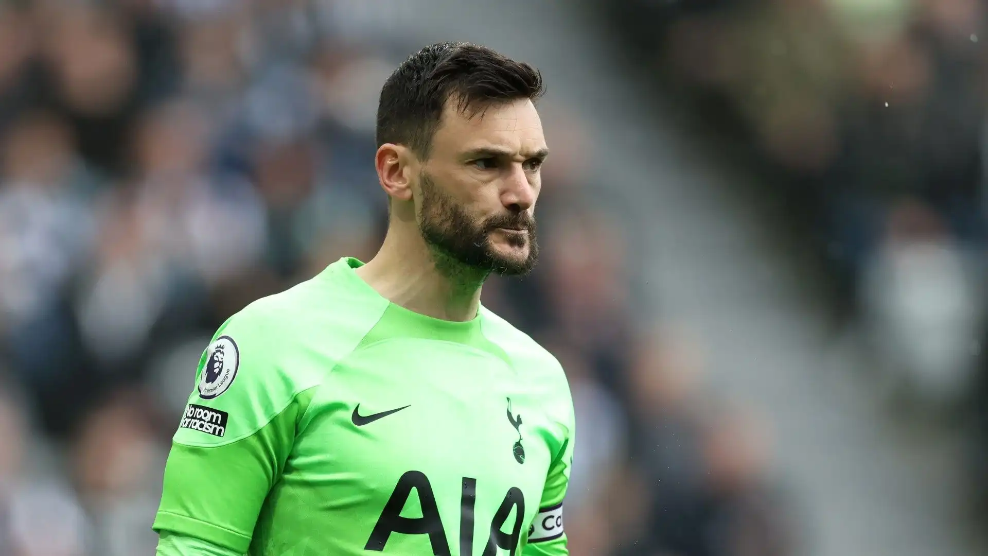 Hugo Lloris - il portiere francese gioca per il Tottenham e la nazionale francese. Ha vinto numerosi titoli con il Tottenham e la nazionale francese, inclusa la Coppa del Mondo del 2018