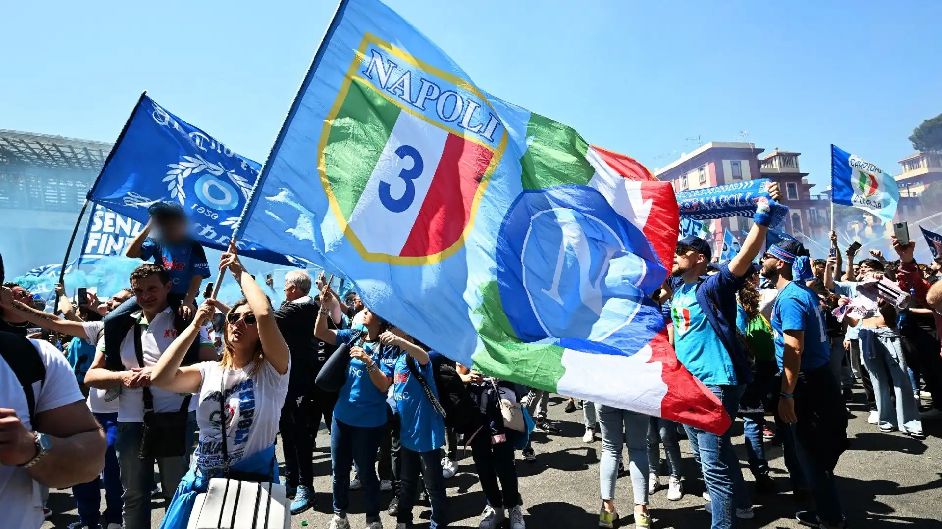 Il Napoli torna al 'Maradona' da campione: le immagini dei tifosi