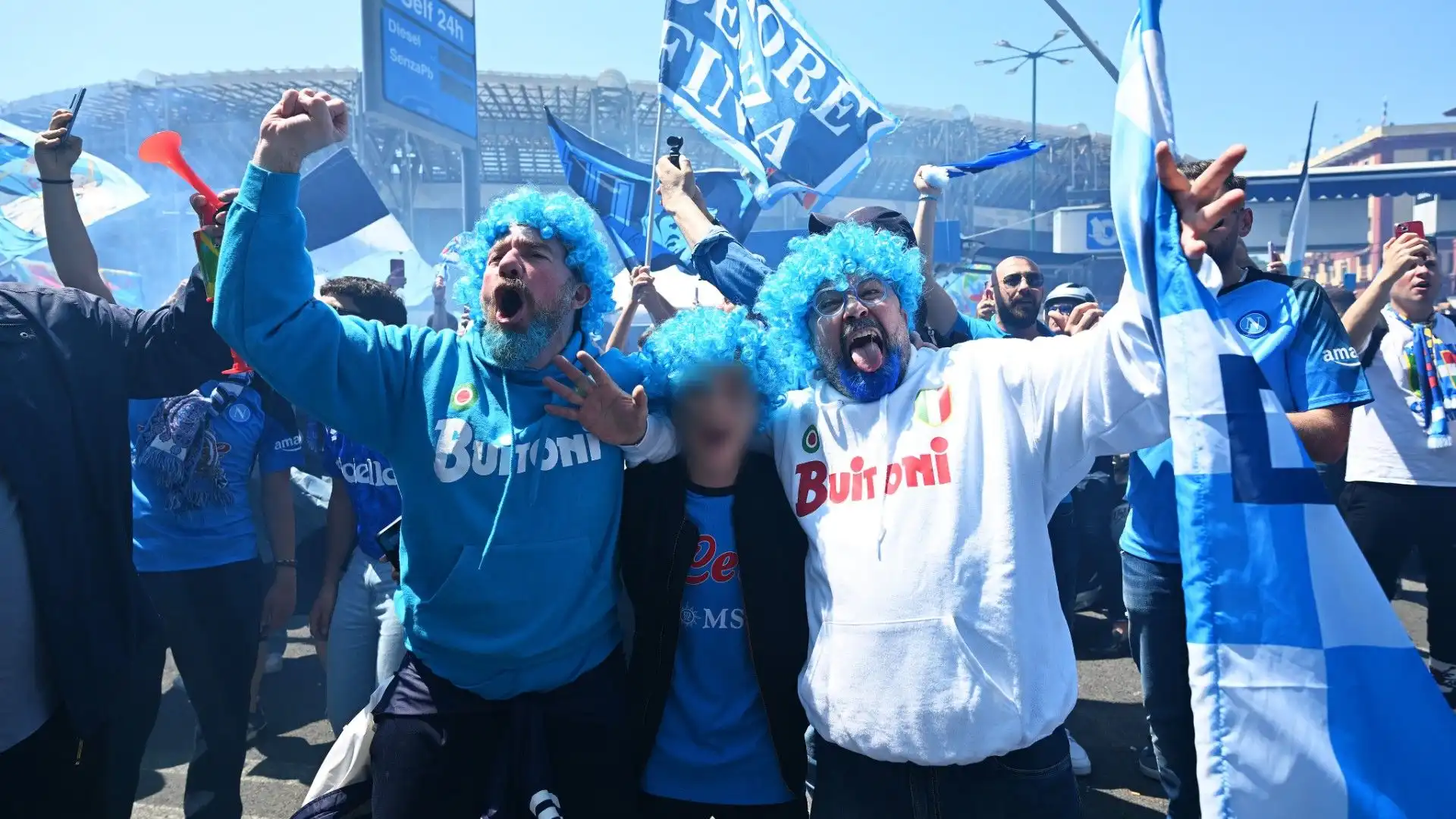 Questi tifosi hanno scelto una parrucca azzurra per celebrare il trionfo