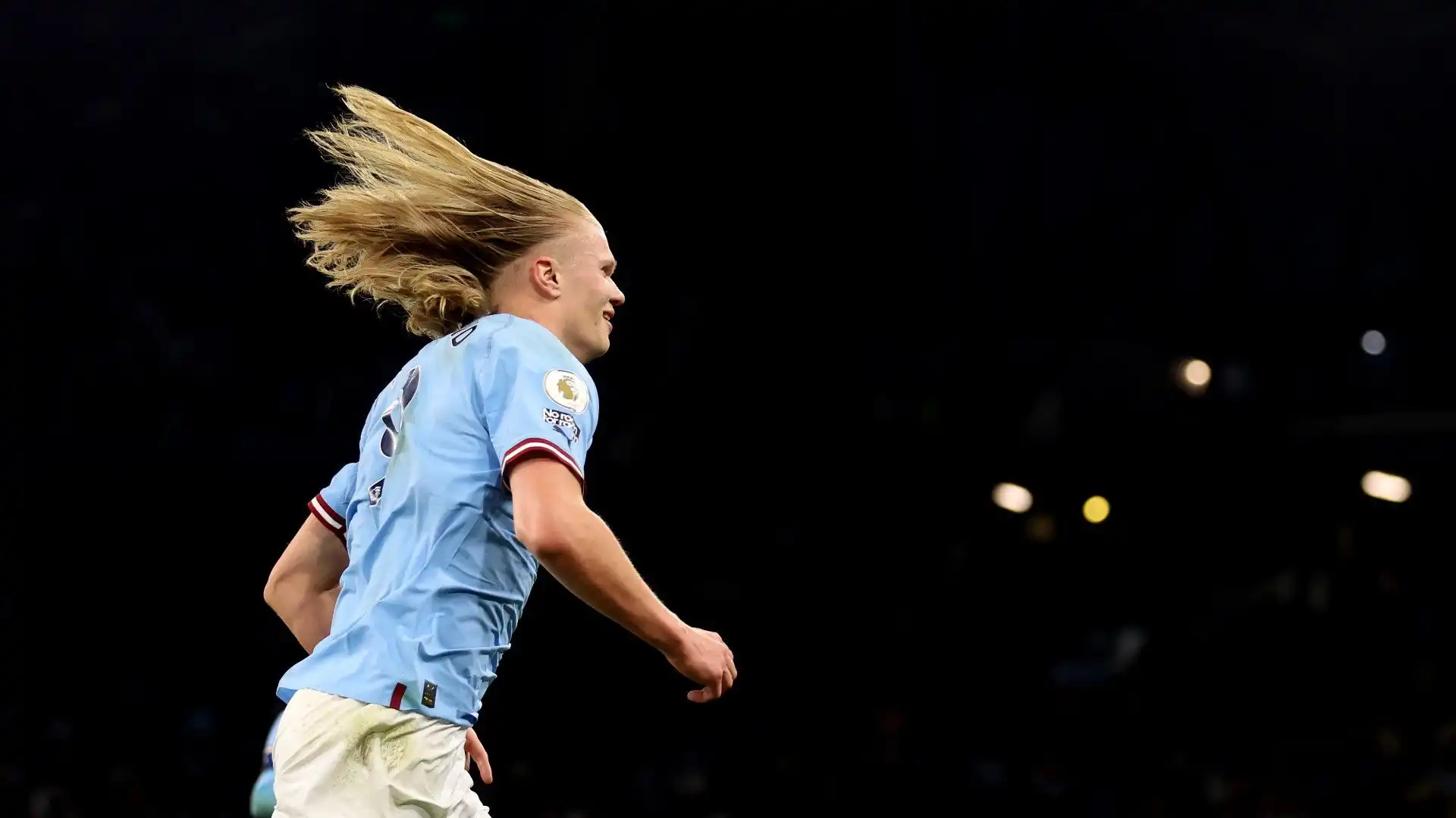 Il fortissimo attaccante norvegese del Manchester City ha una lunga chioma bionda