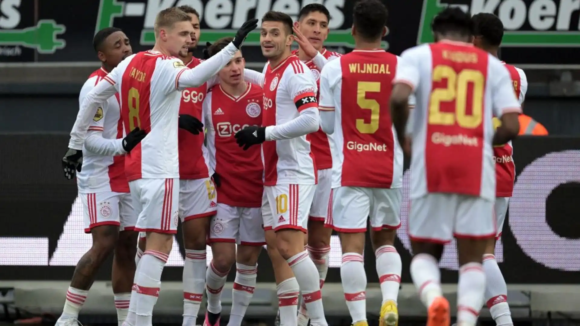 2- Ajax: 376 milioni di euro