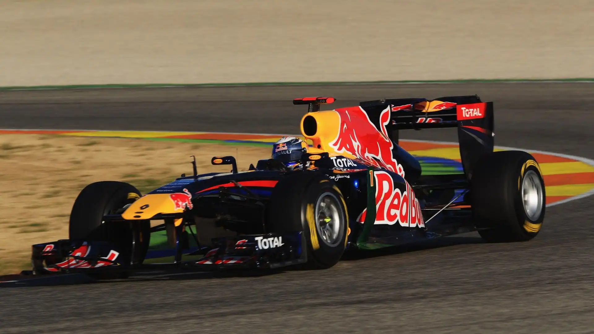 Red Bull RB7 (2011) - La Red Bull RB7 aveva un design aggressivo con un'ala posteriore a doppio piano e una presa d'aria posteriore a forma di Y