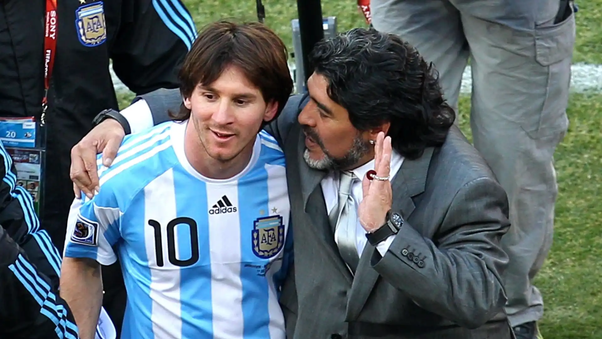 Messi con il ct dell'Argentina Maradona ai Mondiali 2010