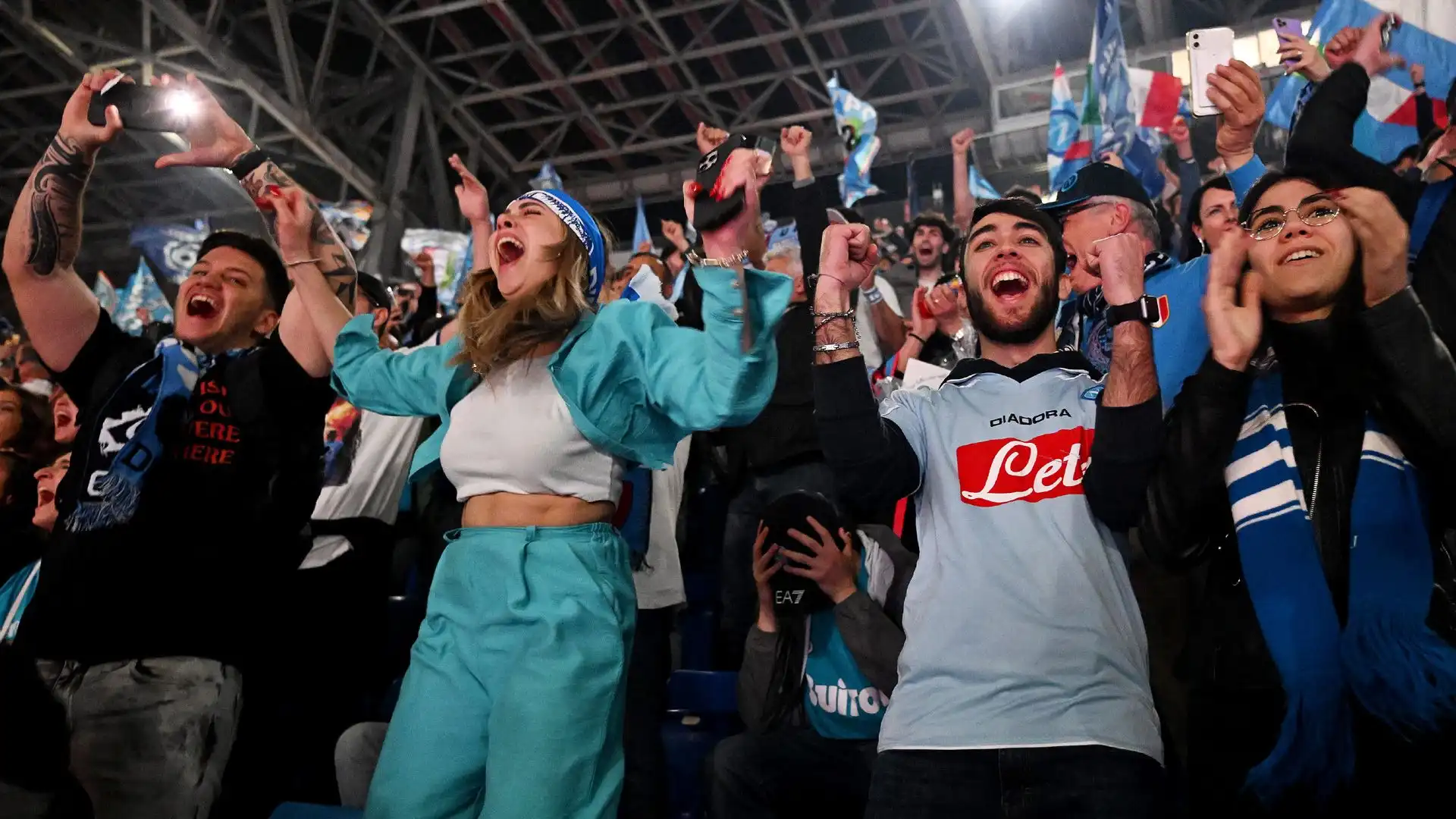 La gioia dei tifosi del Napoli è incontenibile