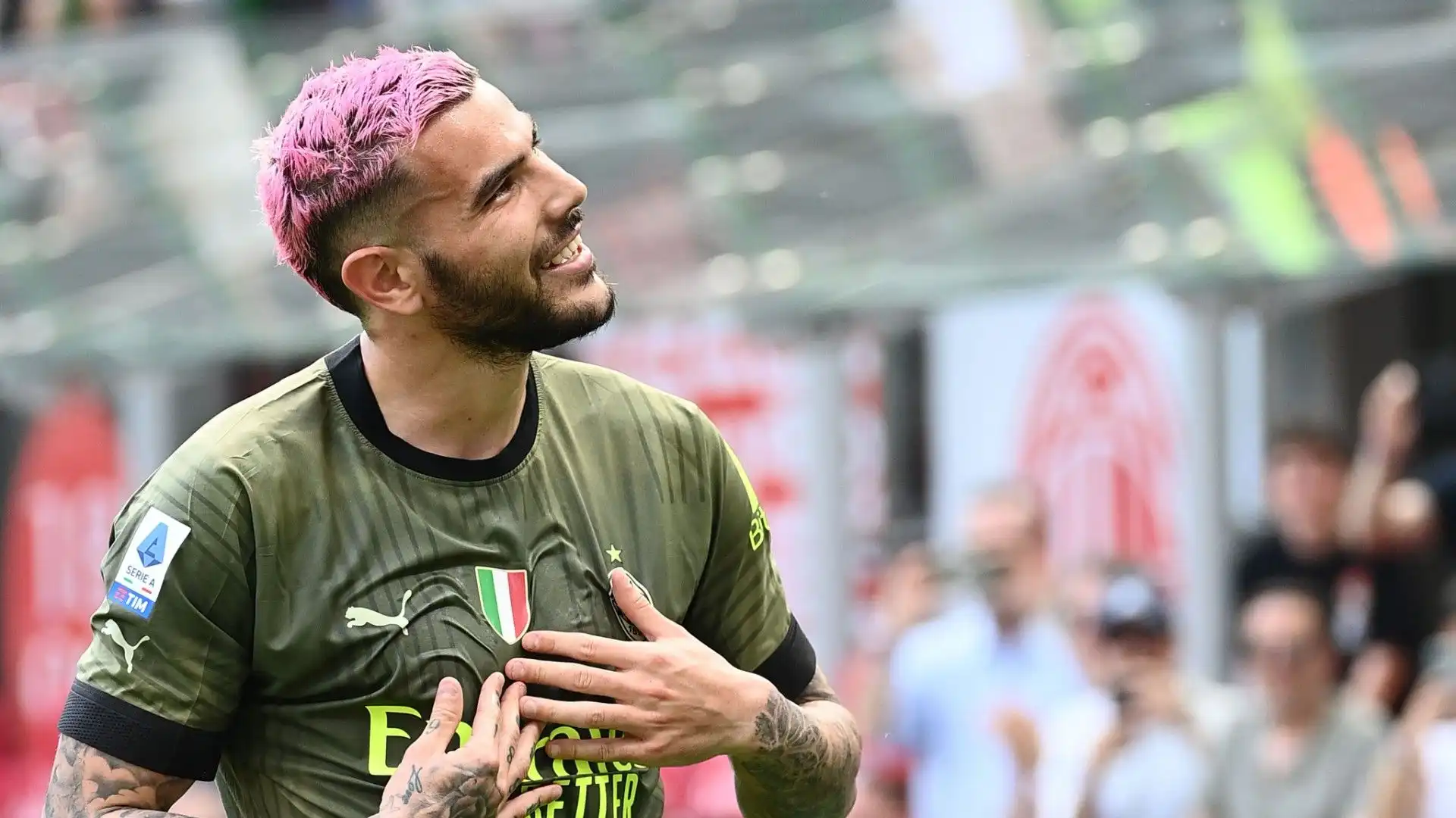 Theo Hernandez ha scelto il rosa come colore per i suoi capelli di oggi