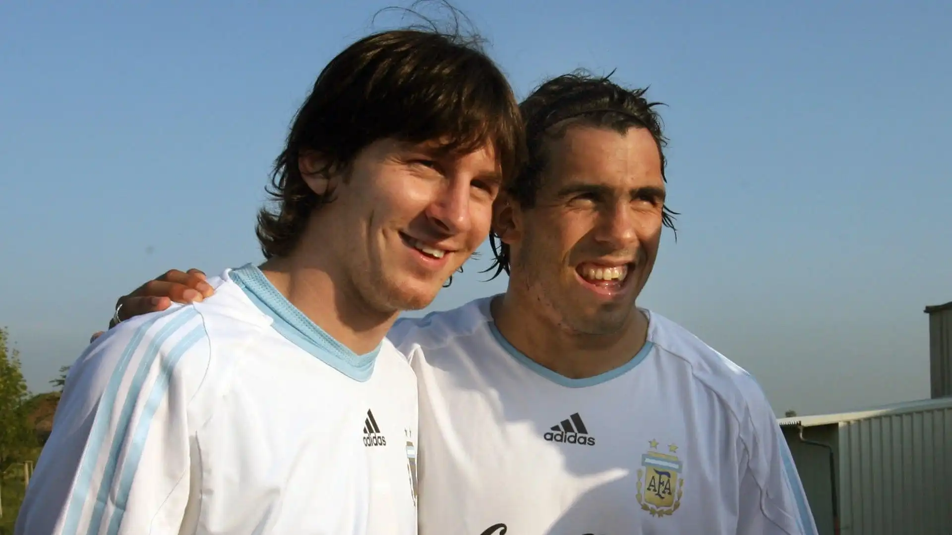 Carlos Tevez difende Lionel Messi e attacca il PSG: foto
