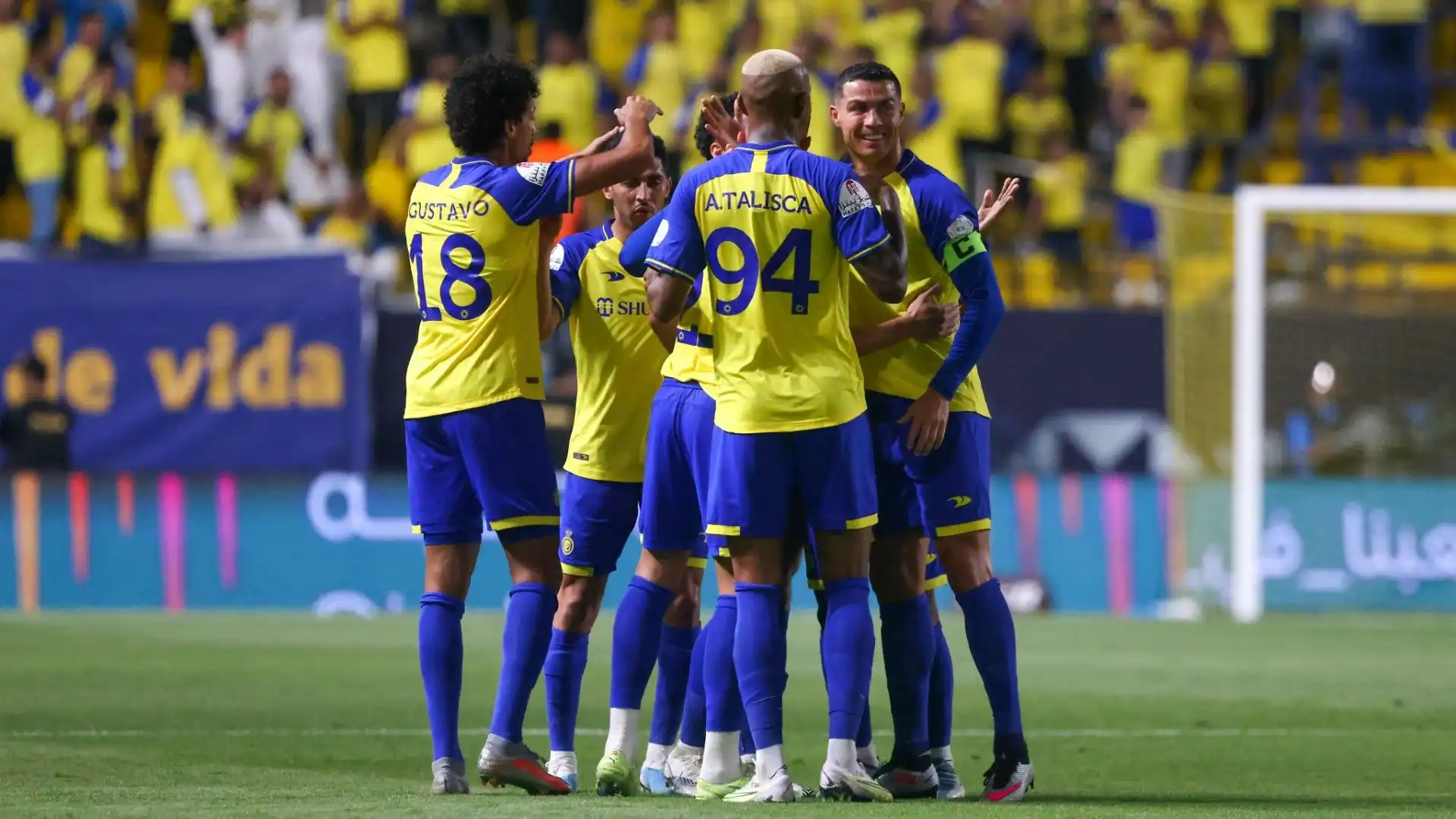 Ecco i calciatori dell'Al Nassr che festeggiano dopo il gol dell'1-1