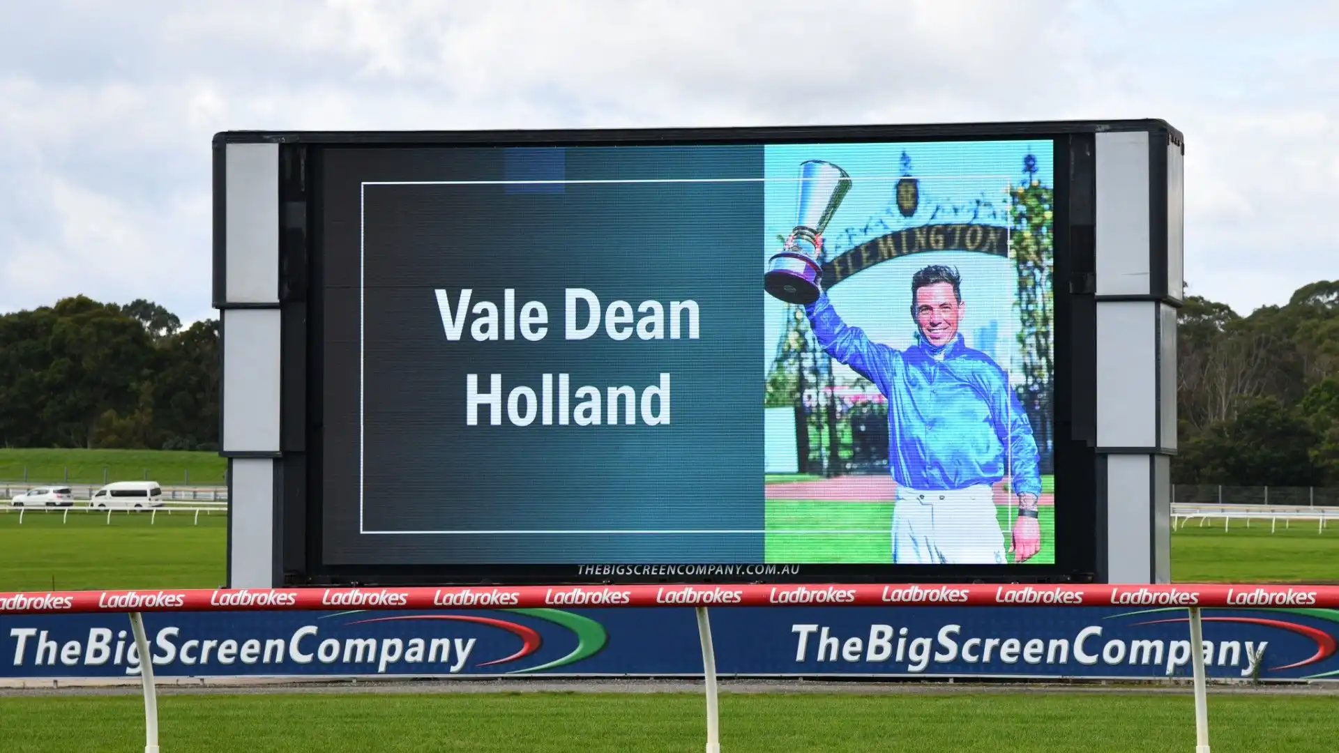 E' stato installato un maxi schermo per dare l'ultimo saluto a Dean Holland