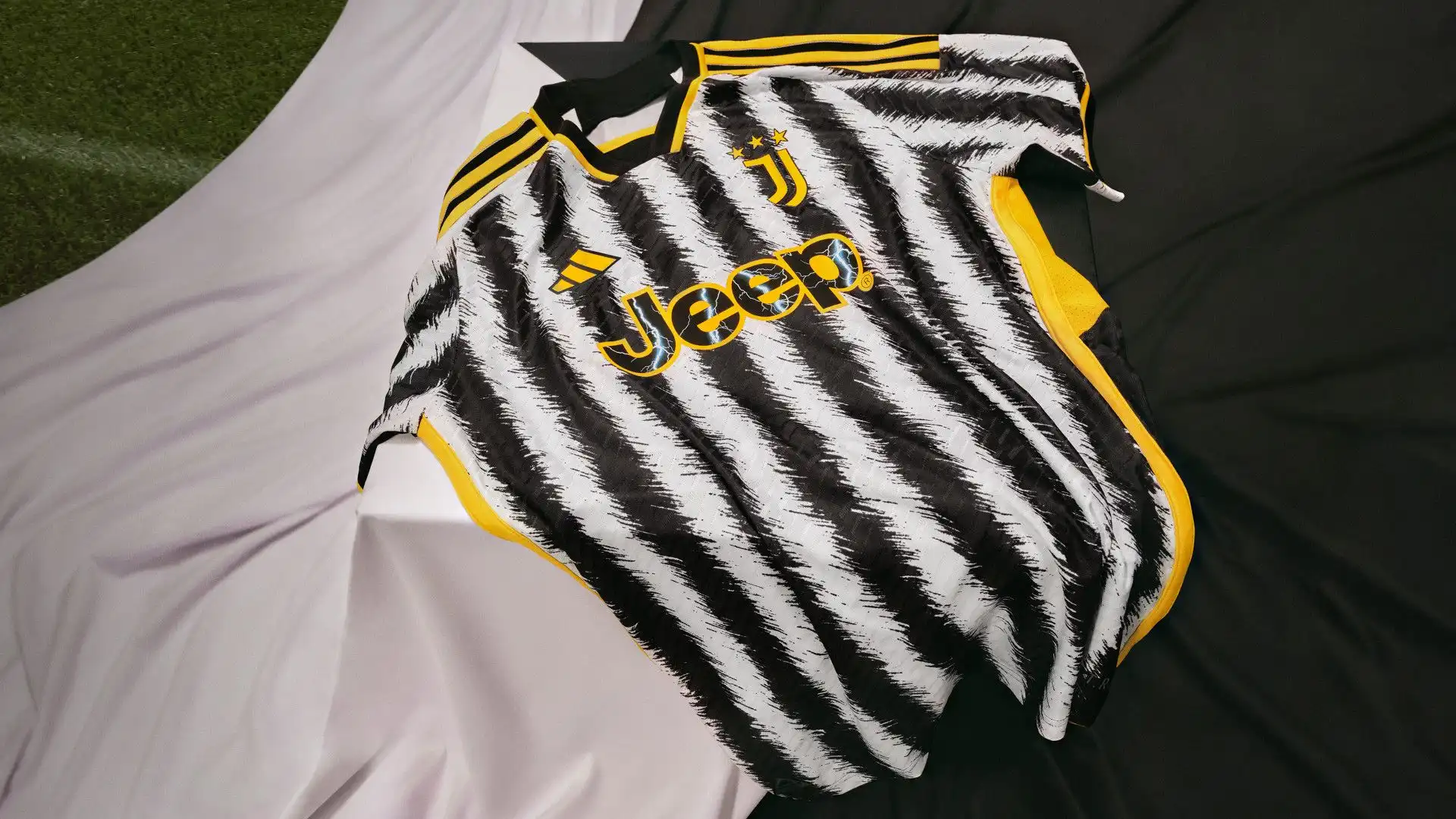 Lo stile della maglia è caratterizzato dalla celebrazione delle inconfondibili strisce bianconere della Juventus