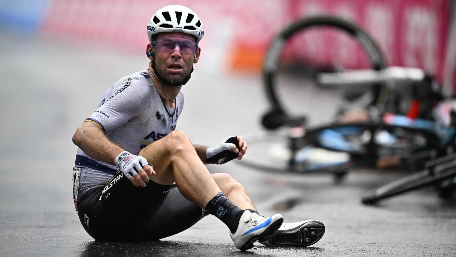 Maxi caduta durante l'ultimo tratto della quinta tappa del Giro d'Italia