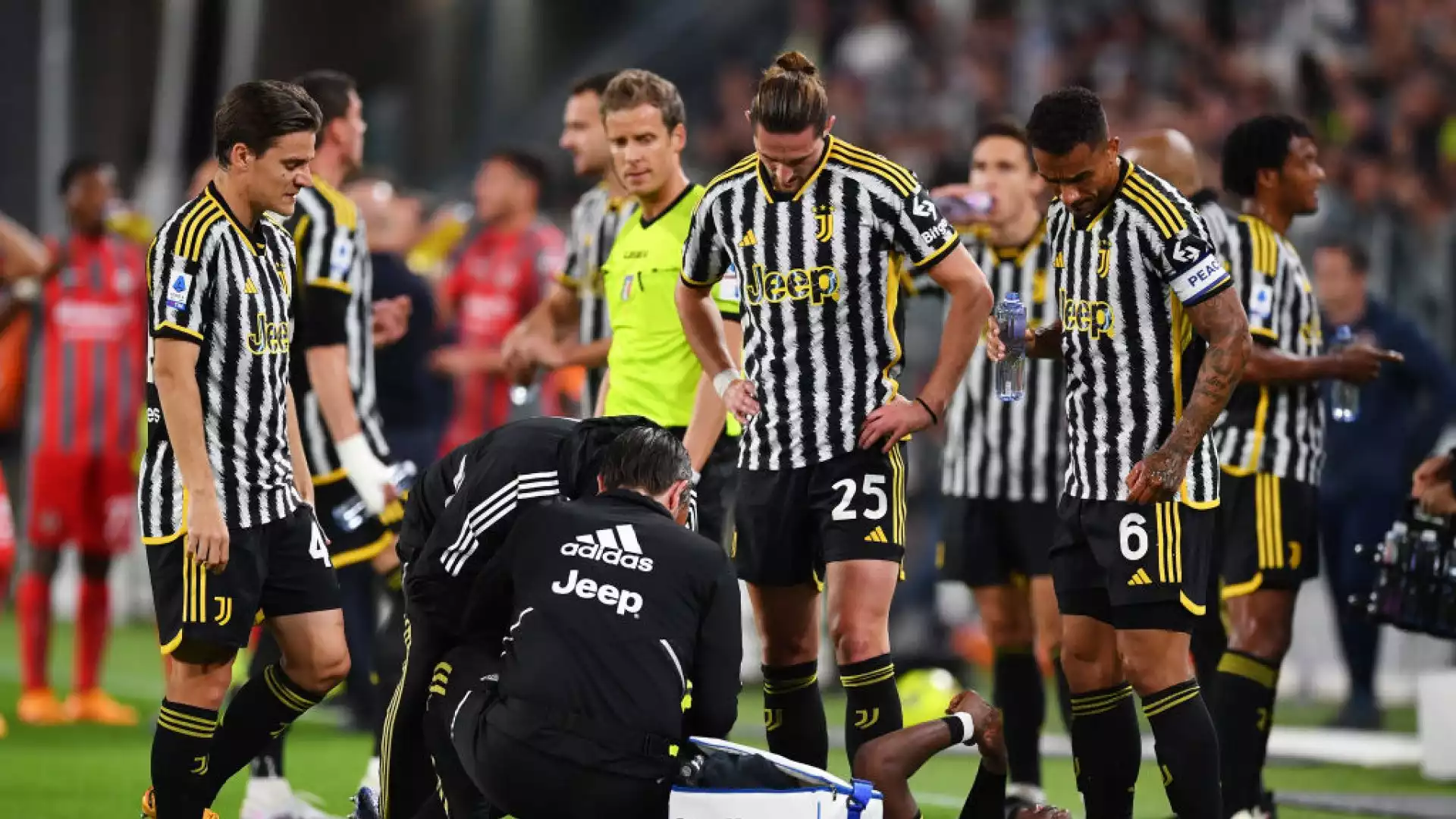 Pogba ha lasciato il campo in lacrime con la maglia sul volto.