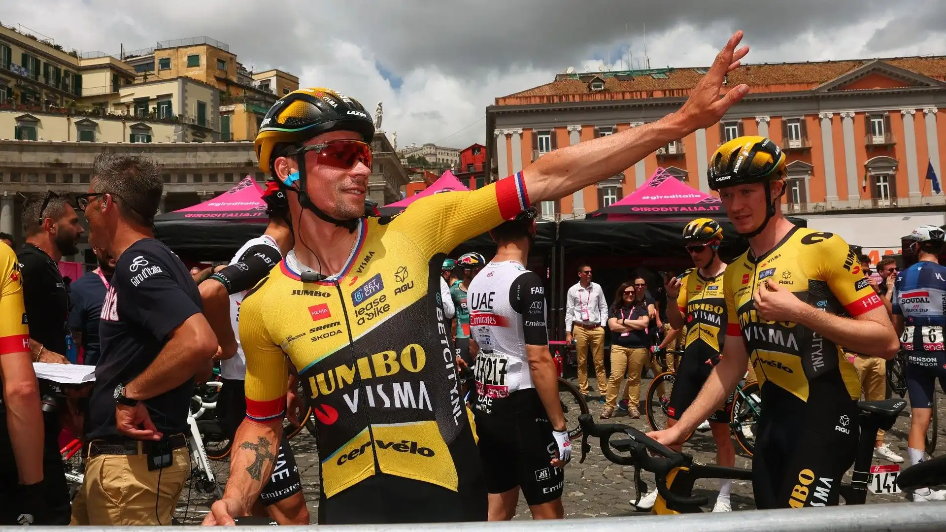 Il ciclista sloveno Primoz Roglic mentre saluta i tifosi