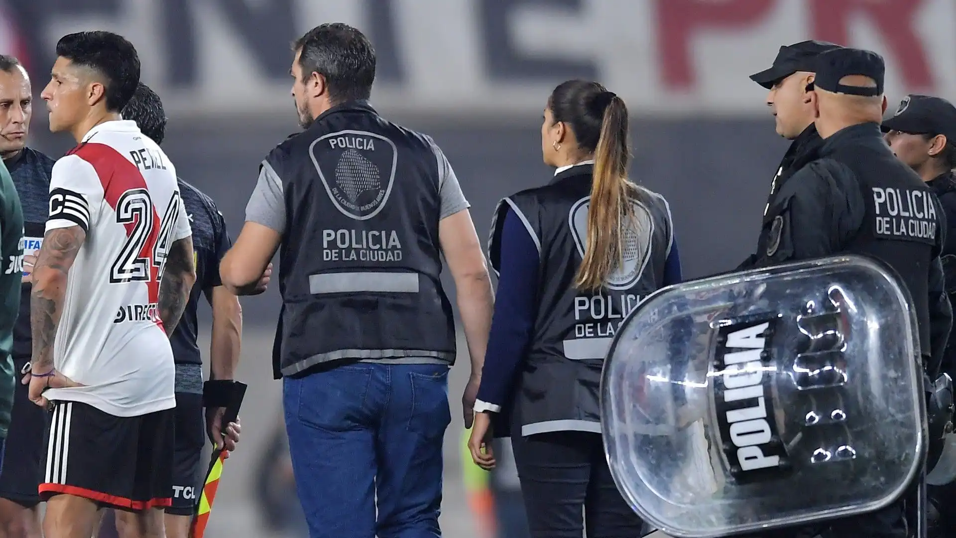 Polizia in campo, rissa ed espulsioni: River Plate-Boca Juniors in foto
