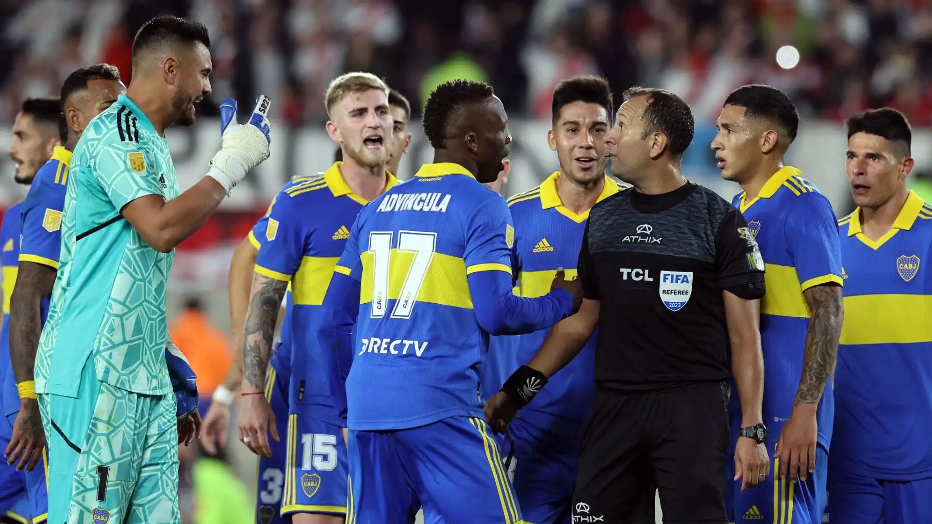 I calciatori del Boca Juniors non hanno preso bene la decisione dell'arbitro