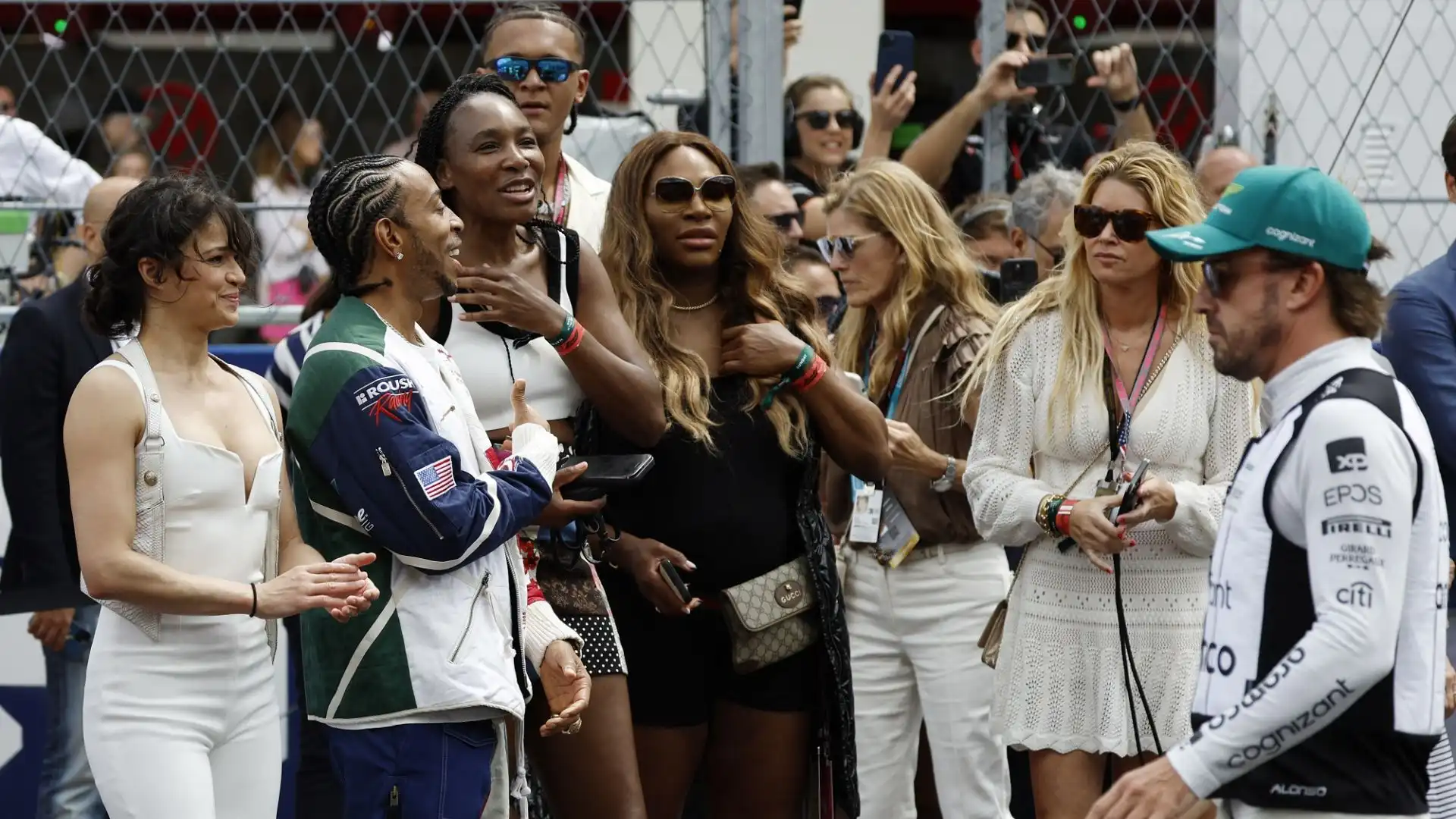 Le due campionesse di tennis americane hanno seguito attentamente i preparativi per il via della gara di Formula 1