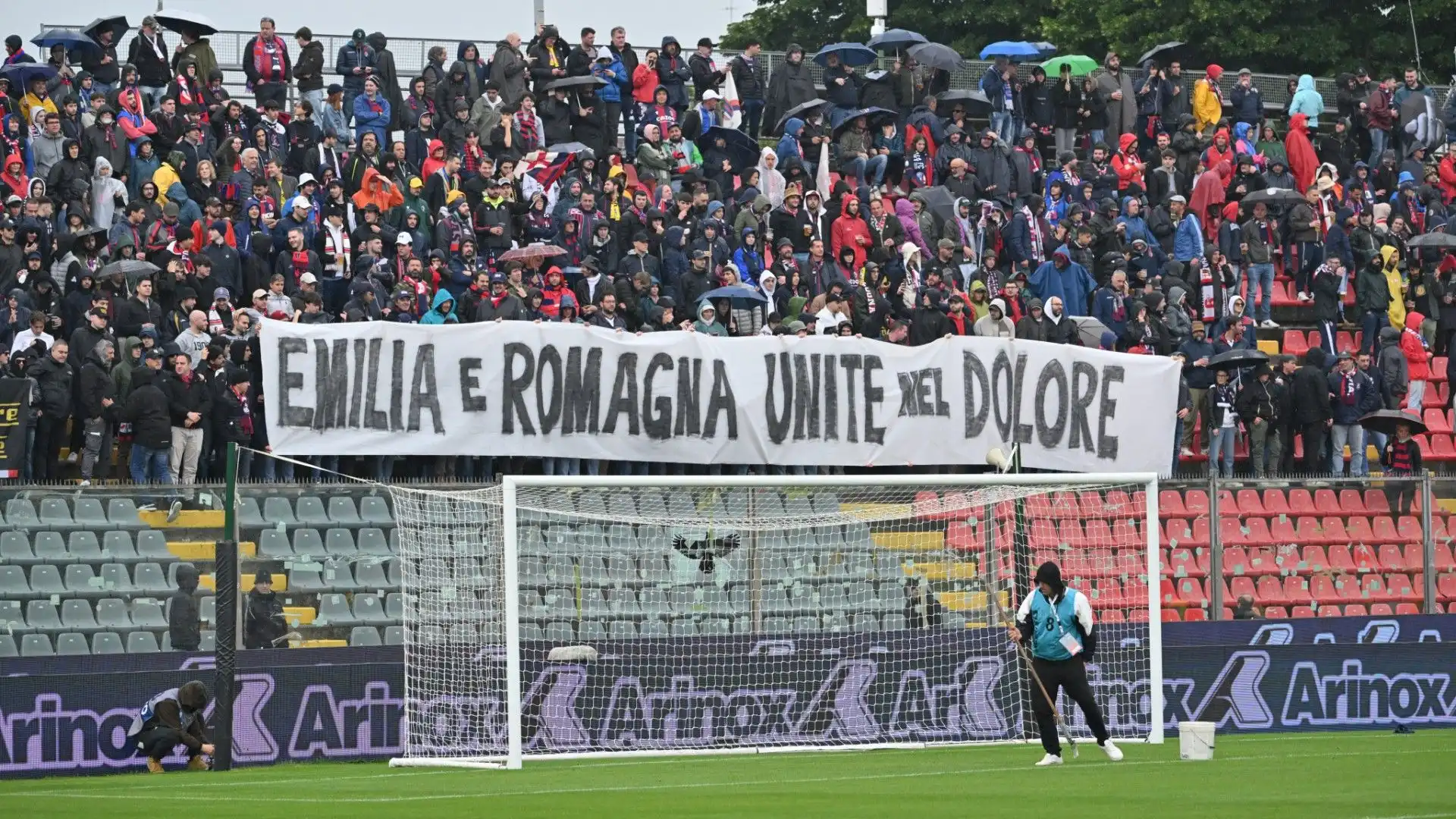 I tifosi hanno anche esposto uno striscione in sostegno della popolazione dell'Emilia-Romagna, colpita nei giorni scorsi da una drammatica alluvione