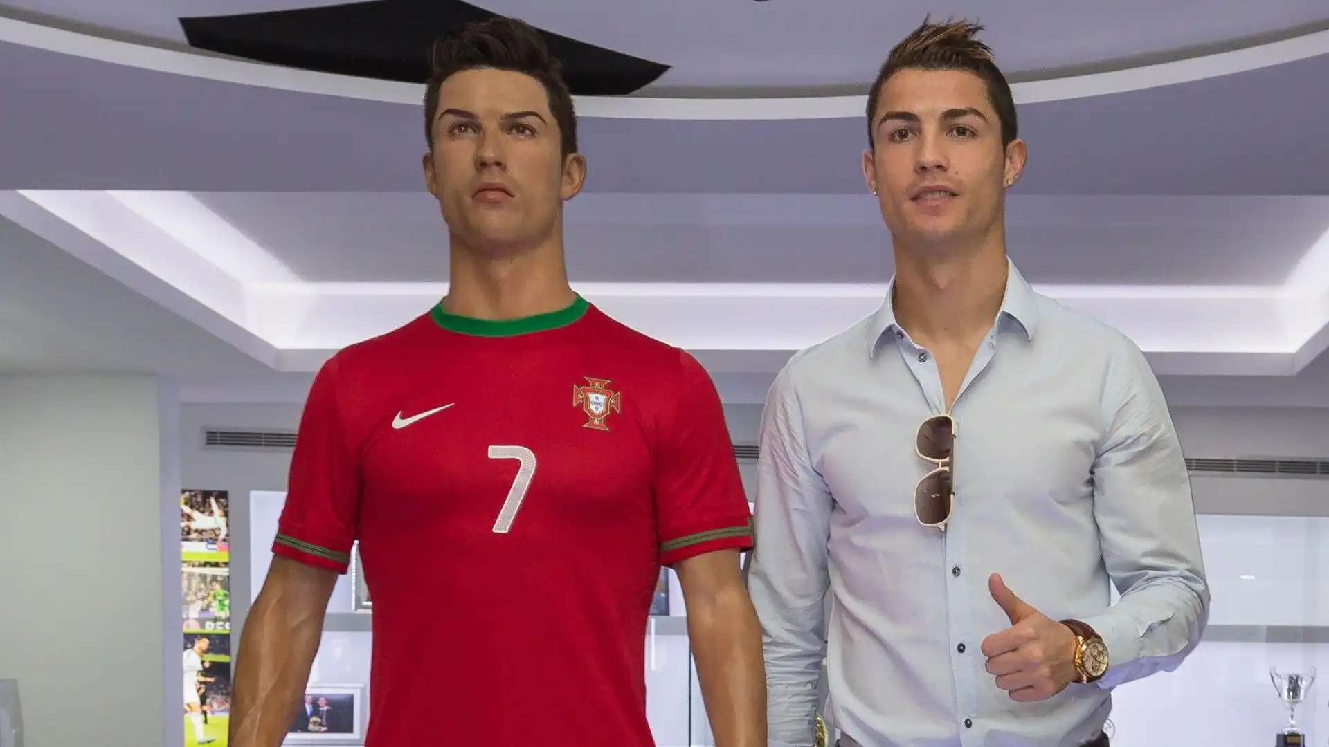 Anche a Cristiano Ronaldo sembra piacere la statua