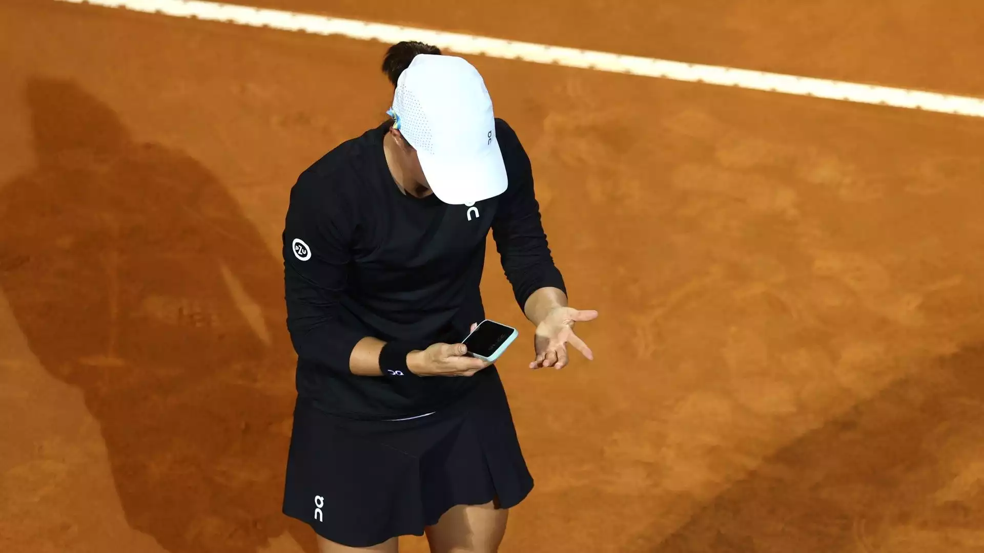 La fortissima tennista polacca ha dimenticato di disattivare la suoneria del suo telefono