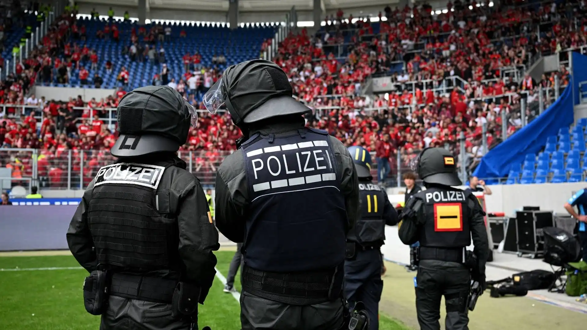 Polizia in campo nel derby in 2. Bundesliga tra Karlsruher e Kaiserslautern
