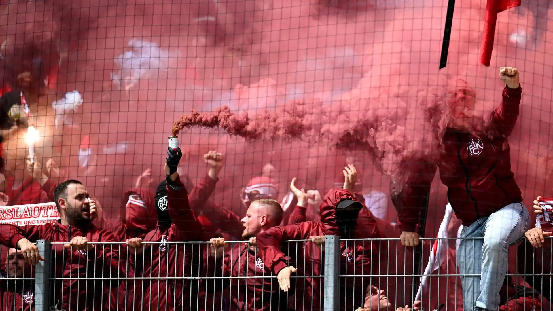 Fumogeni, bandiere e maschere tra le fila dei tifosi del Kaisersalutern