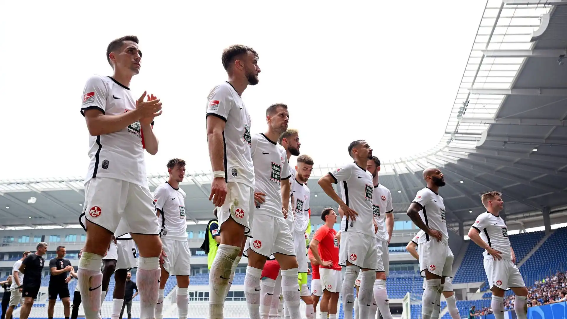 I giocatori del Kaiserslautern hanno comunque ringraziato i tifosi a fine partita