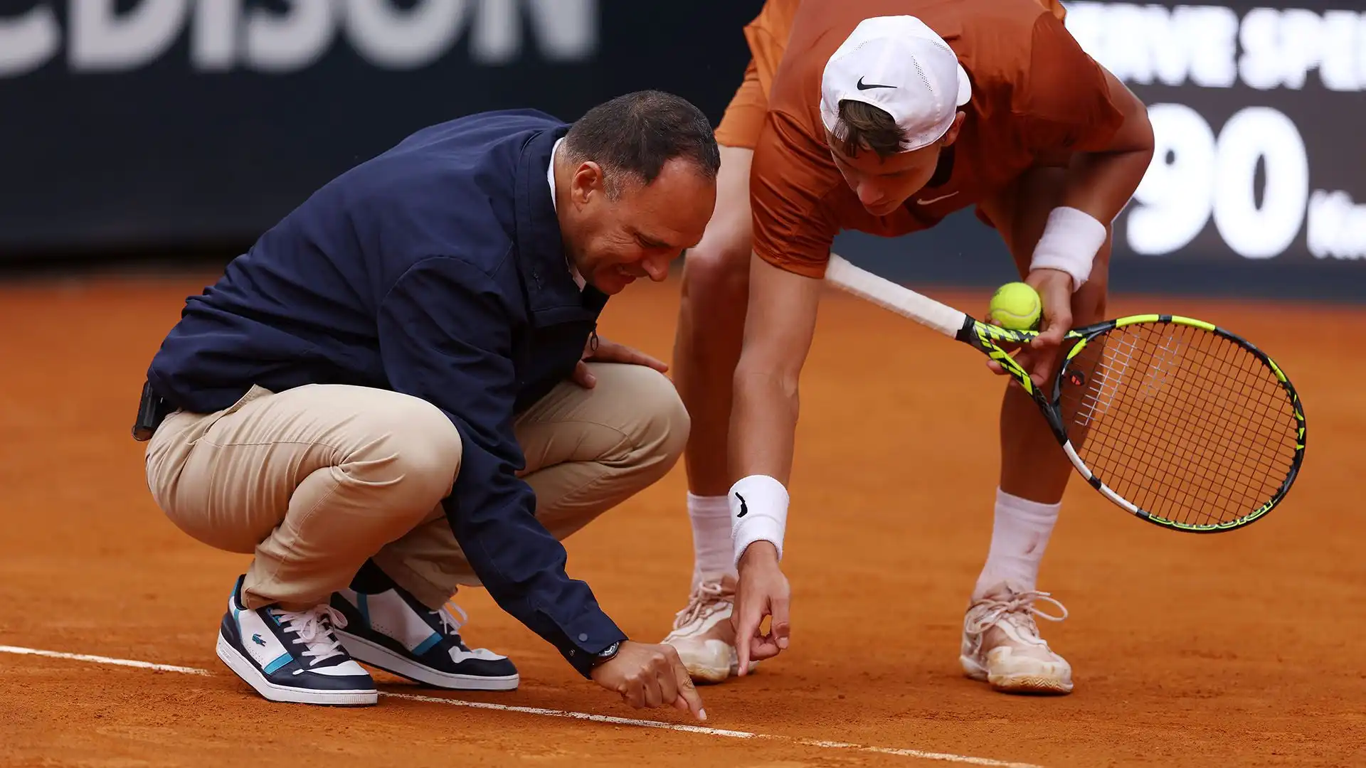 Il tennista danese si è arrabbiato con l'arbitro per un punto contestato