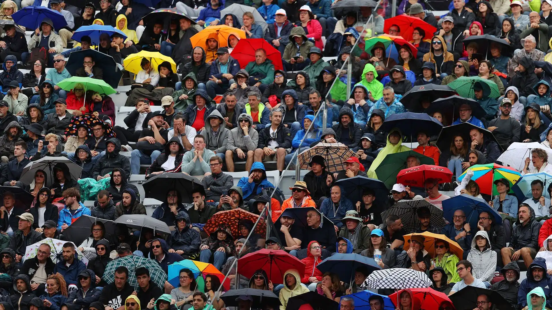 L'infuocata partita è stata interrotta per pioggia nel secondo set