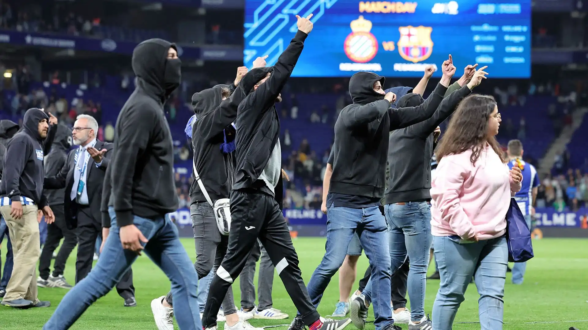 Violenza in campo: calciatori del Barcellona costretti a scappare. Immagini