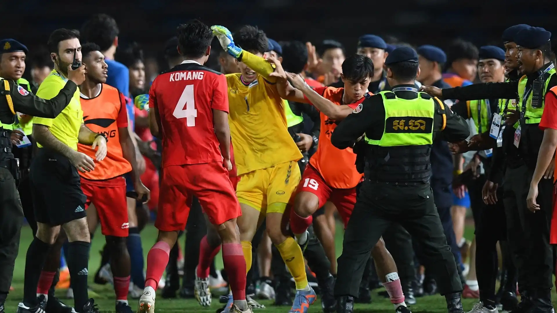 Succede di tutto in Thailandia-Indonesia, finale del torneo di calcio della 32esima edizione Giochi del Sud-est asiatico