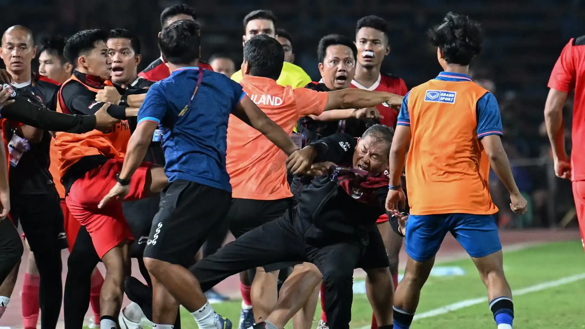 L'Indonesia ha vinto la medaglia d'oro battendo per 5-2 la Thailandia al termine di una partita nervosissima, finita ai supplementari