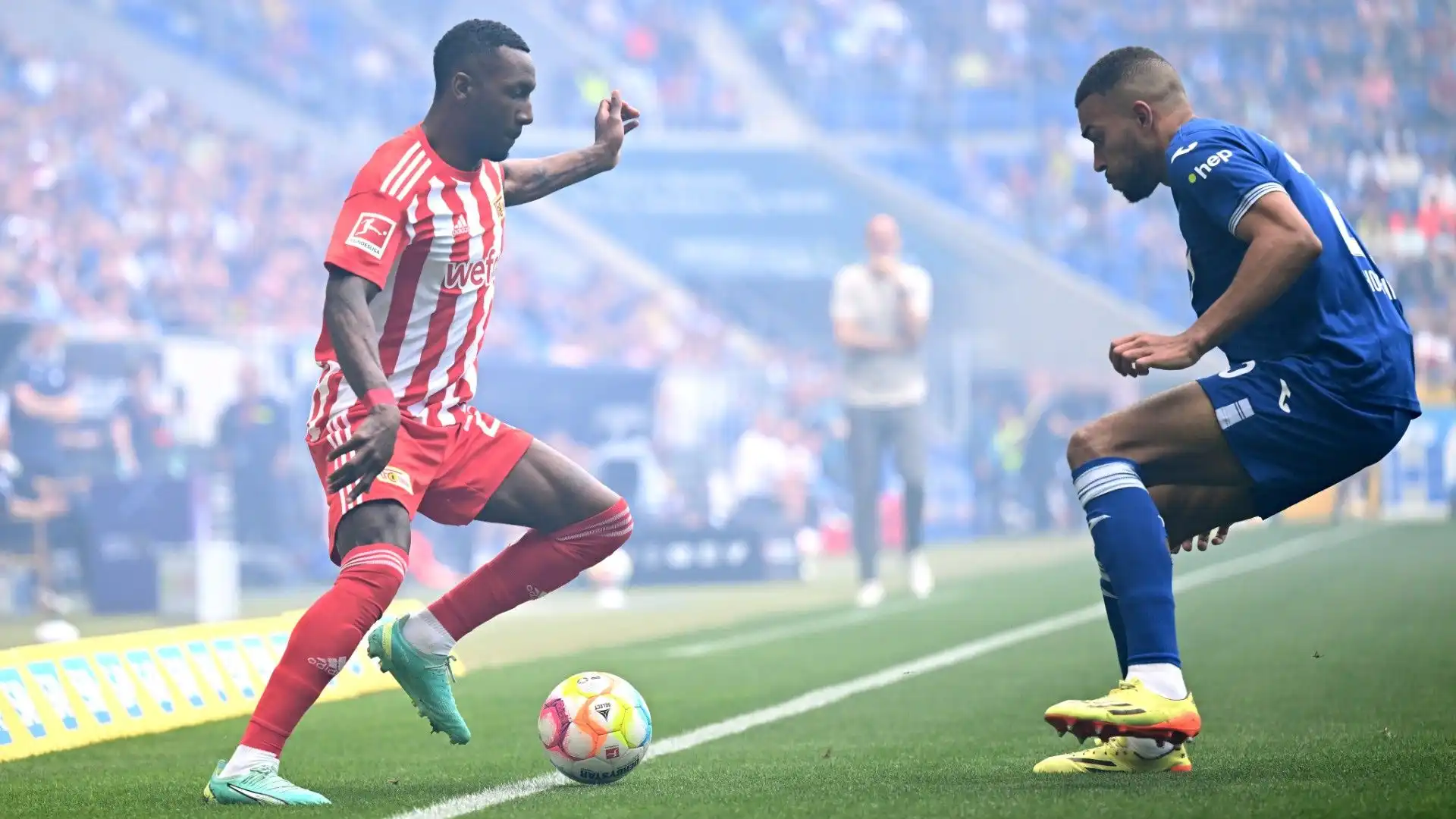 Sheraldo Becker mentre cerca un dribbling