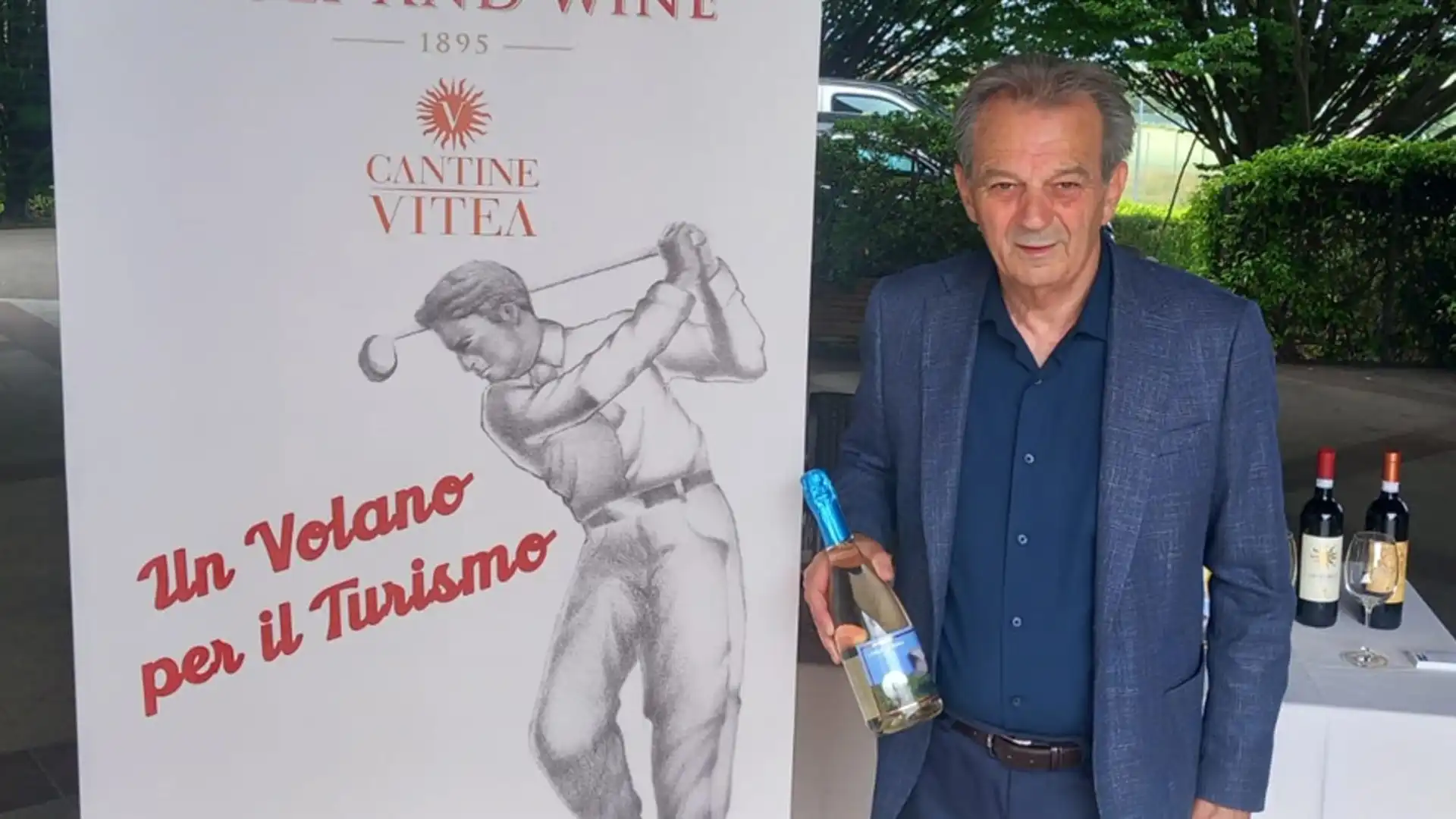 Qui Faravelli con una bottiglia griffata Golf and Wine 1895