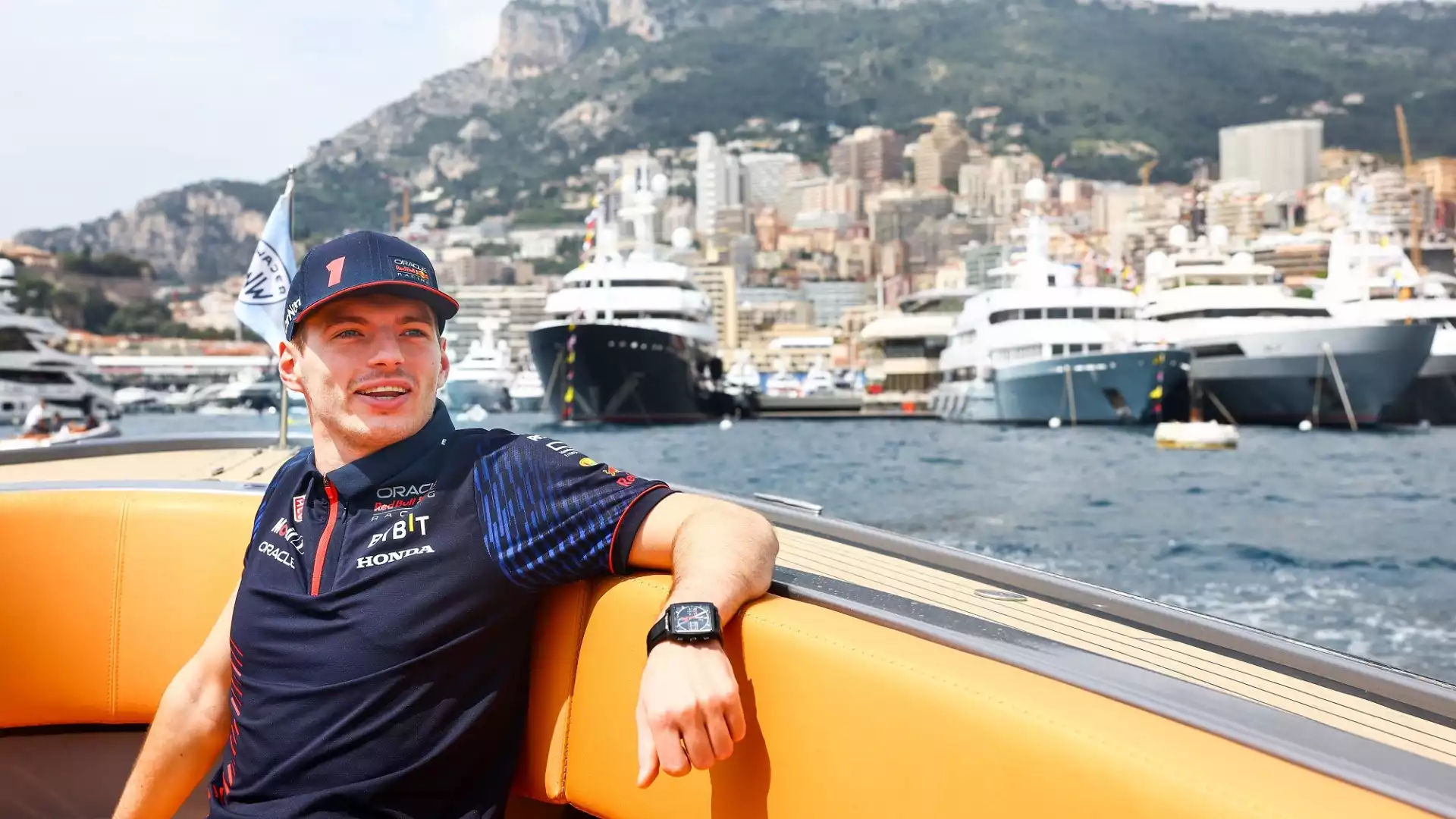 Max Verstappen arriva a Monte-Carlo in barca