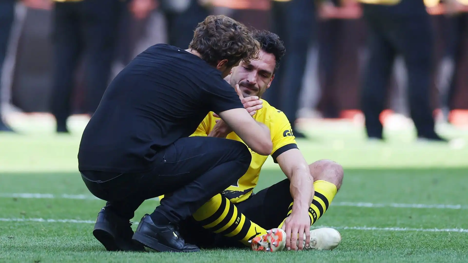 Giocatori del Borussia Dortmund disperati al termine della partita, Hummels a terra