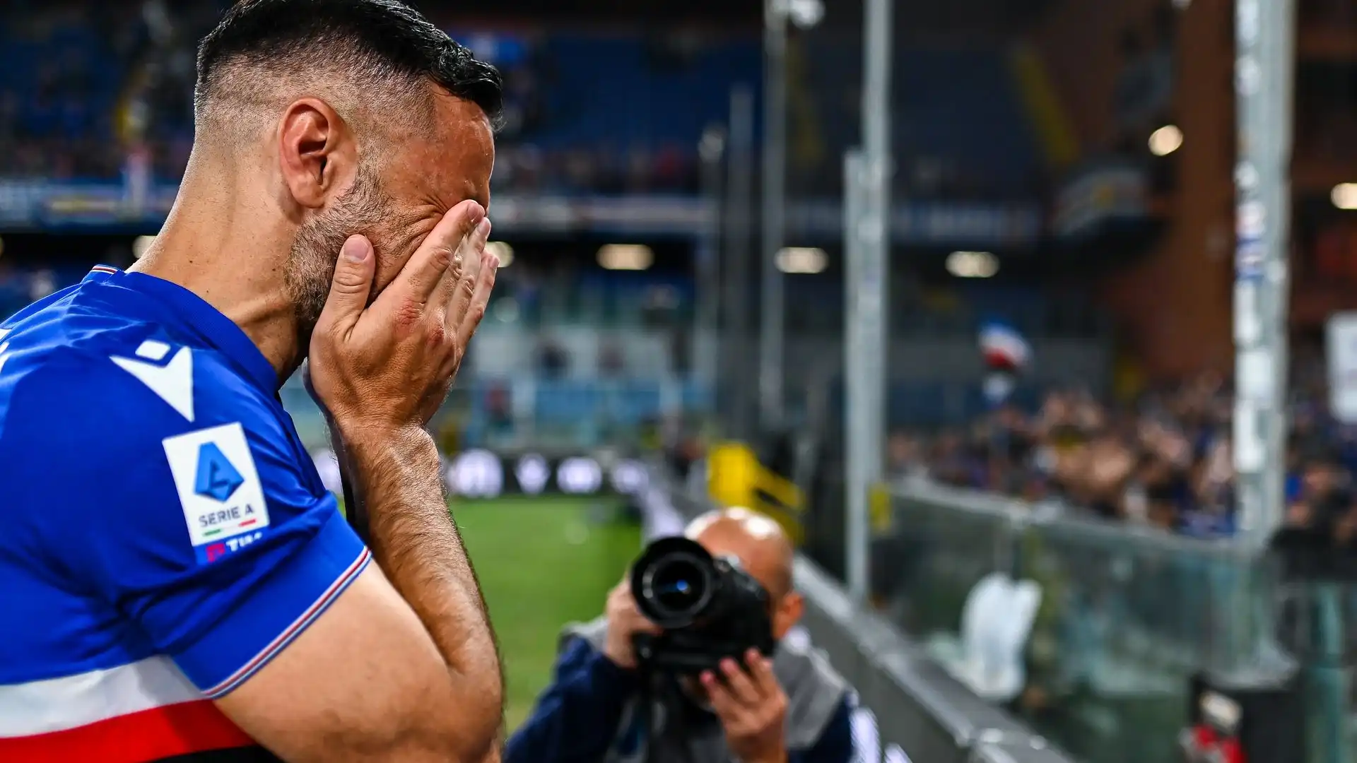 Momenti di grande commozione per Fabio Quagliarella al termine di Sampdoria-Sassuolo