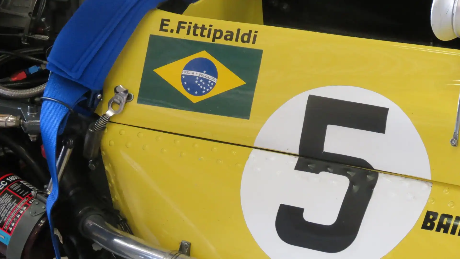 Il giallo della Lotus di Emerson Fittipaldi brilla ancora in pista (foto Moreno Galimberti)