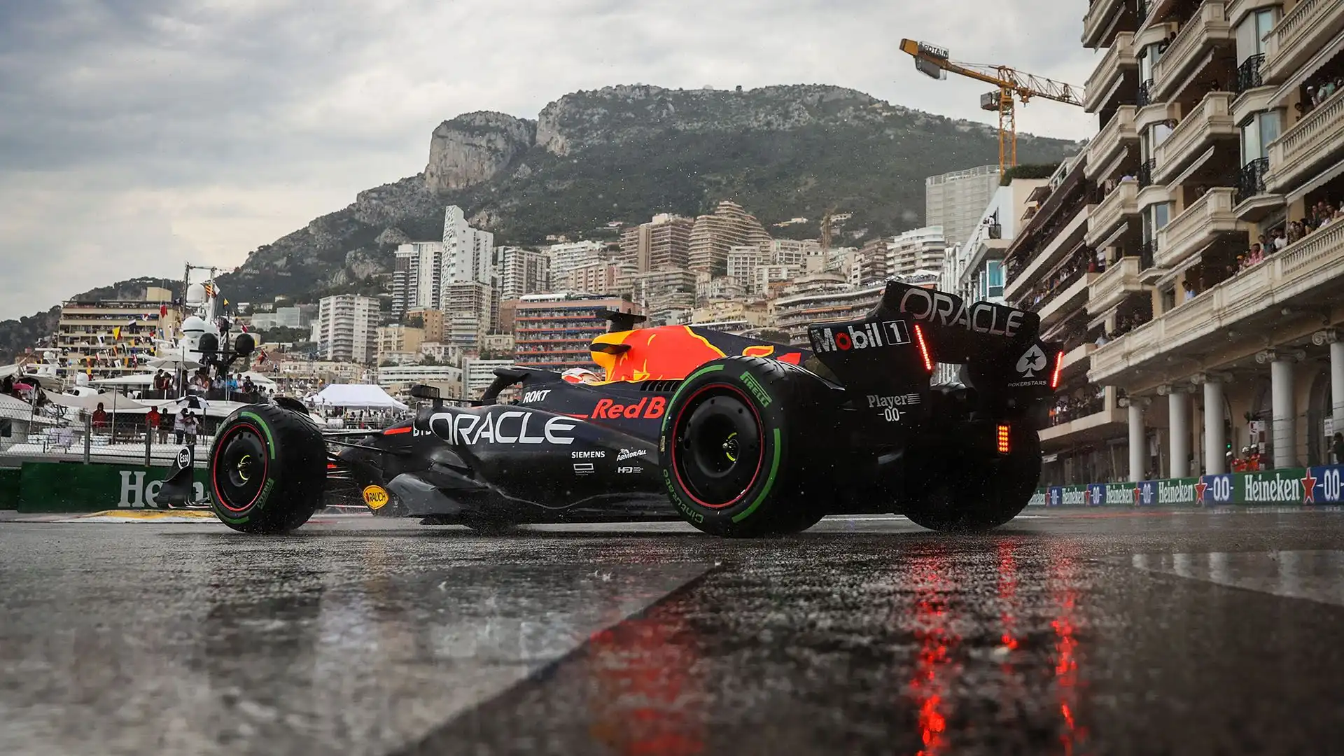 La pioggia sorprende molti, inclusa la Aston Martin di Alonso che opta prima per le intermedie e solo in un secondo momento sulle full wet.