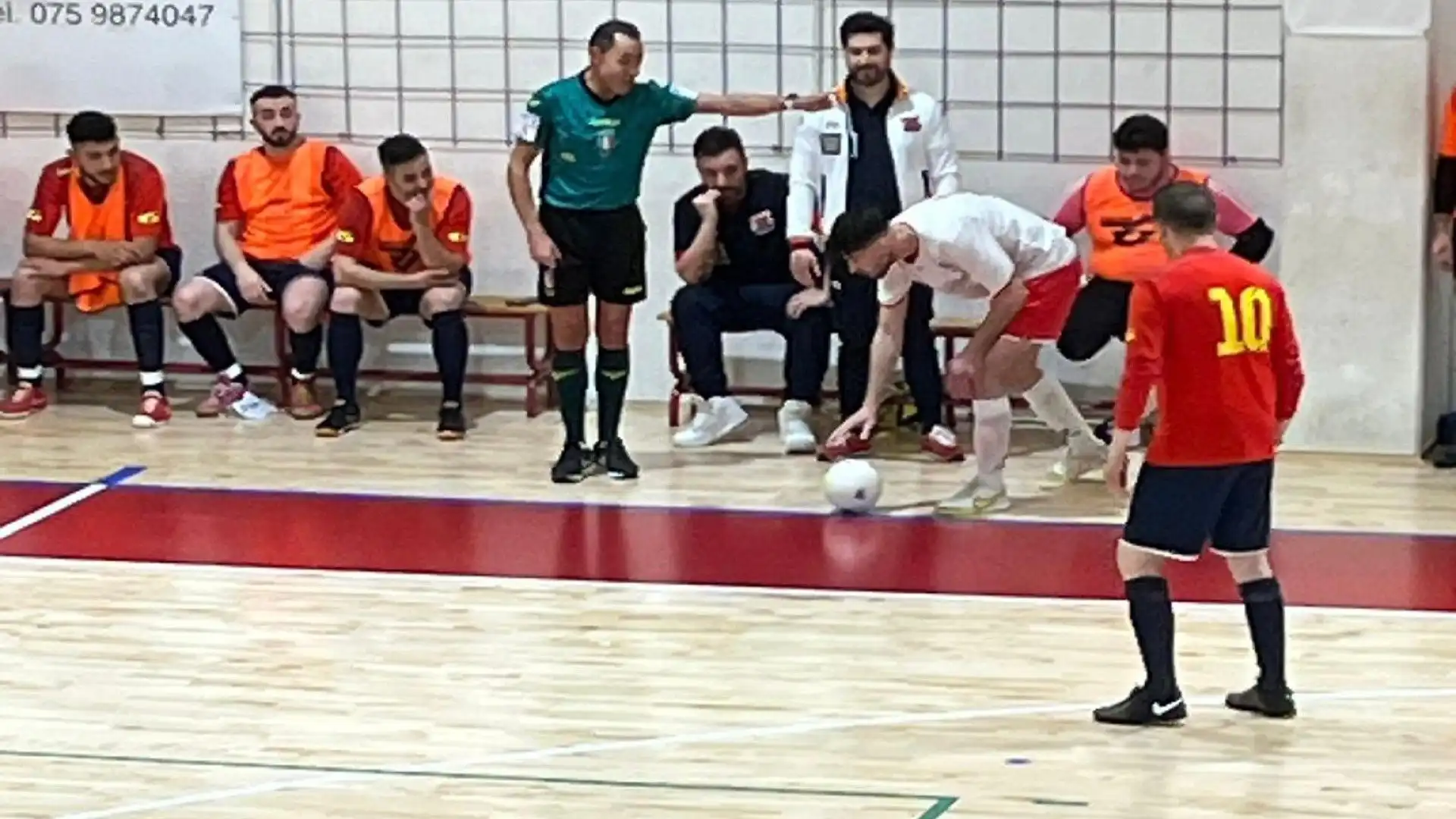 La rimessa laterale: nel futsal si effettua con i piedi e palla a terra. Nel calcio giovanile questa tecnica viene utilizzata per far sperimentare le tipologie di rimesse laterali