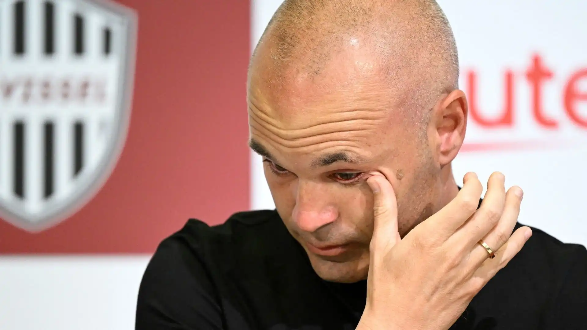Ovviamente la conferenza stampa è stata molto commovente e la leggenda del Barcellona ha versato qualche lacrima