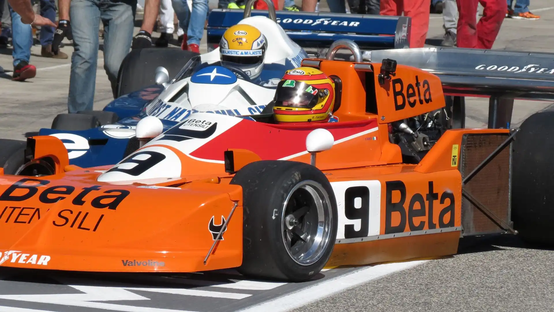In quell'anno anche Ronnie Peterson e Lella Lombardi gareggiarono sul bolide arancione