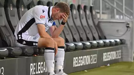 Disordini dei tifosi, il capitano dell'Arminia Bielefeld scoppia in lacrime: le foto
