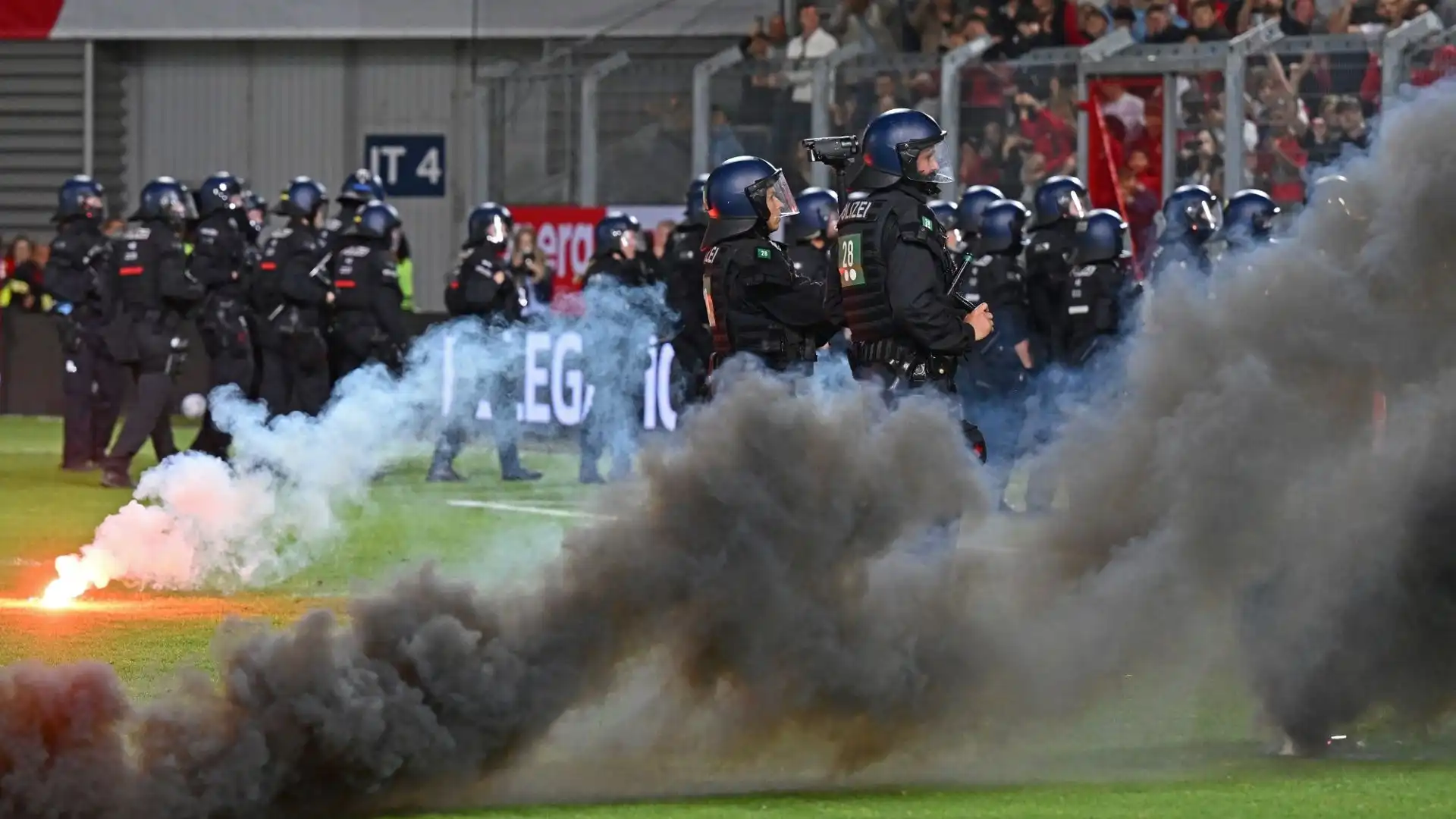 E' scoppiato il caos durante la partita tra Wehen Wiesbaden-Arminia Bielefeld