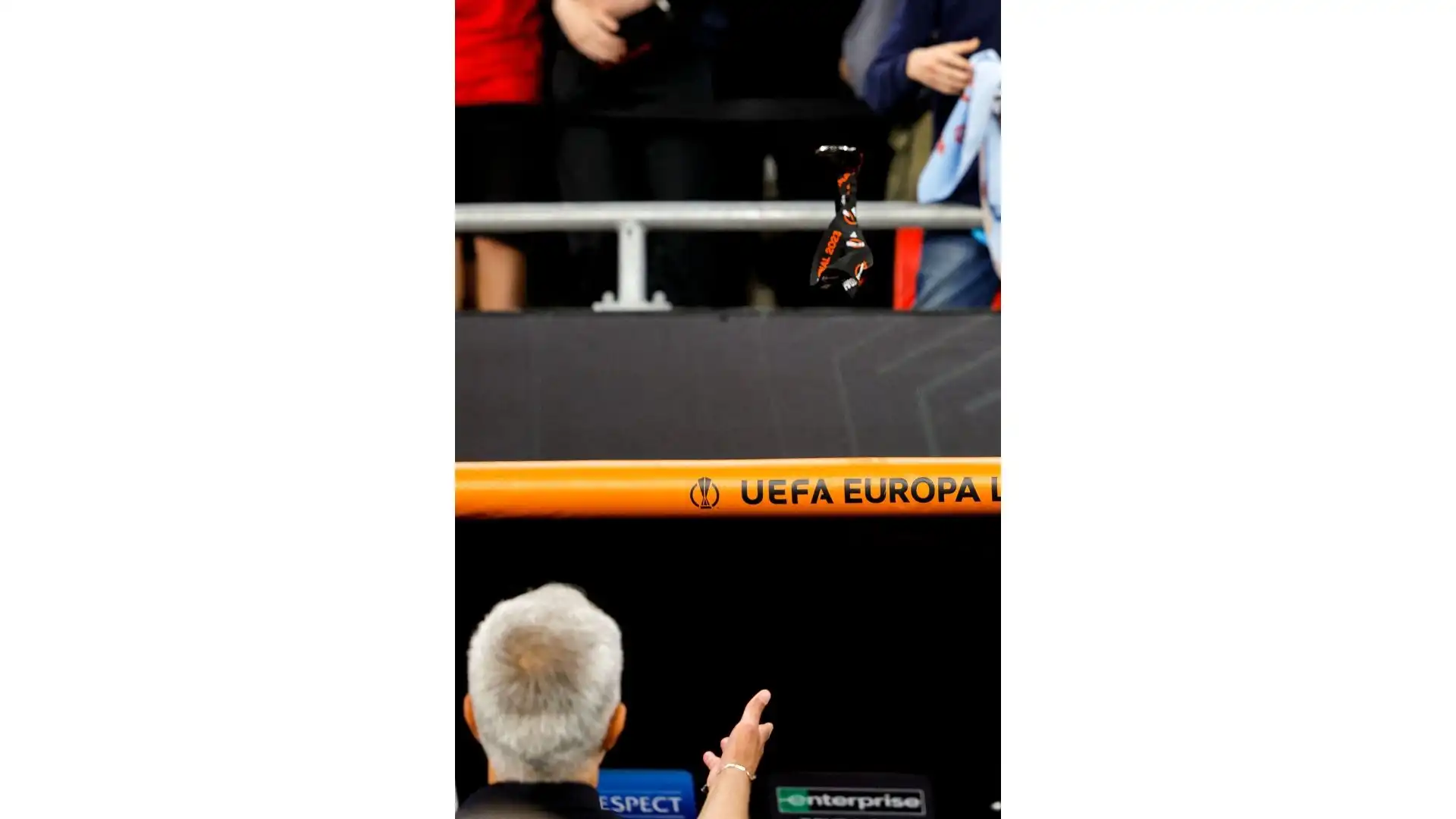 José Mourinho non ha gradito l'arbitraggio e l'ha dimostrato (anche) regalando la medaglia del secondo posto ad un giovane tifoso
