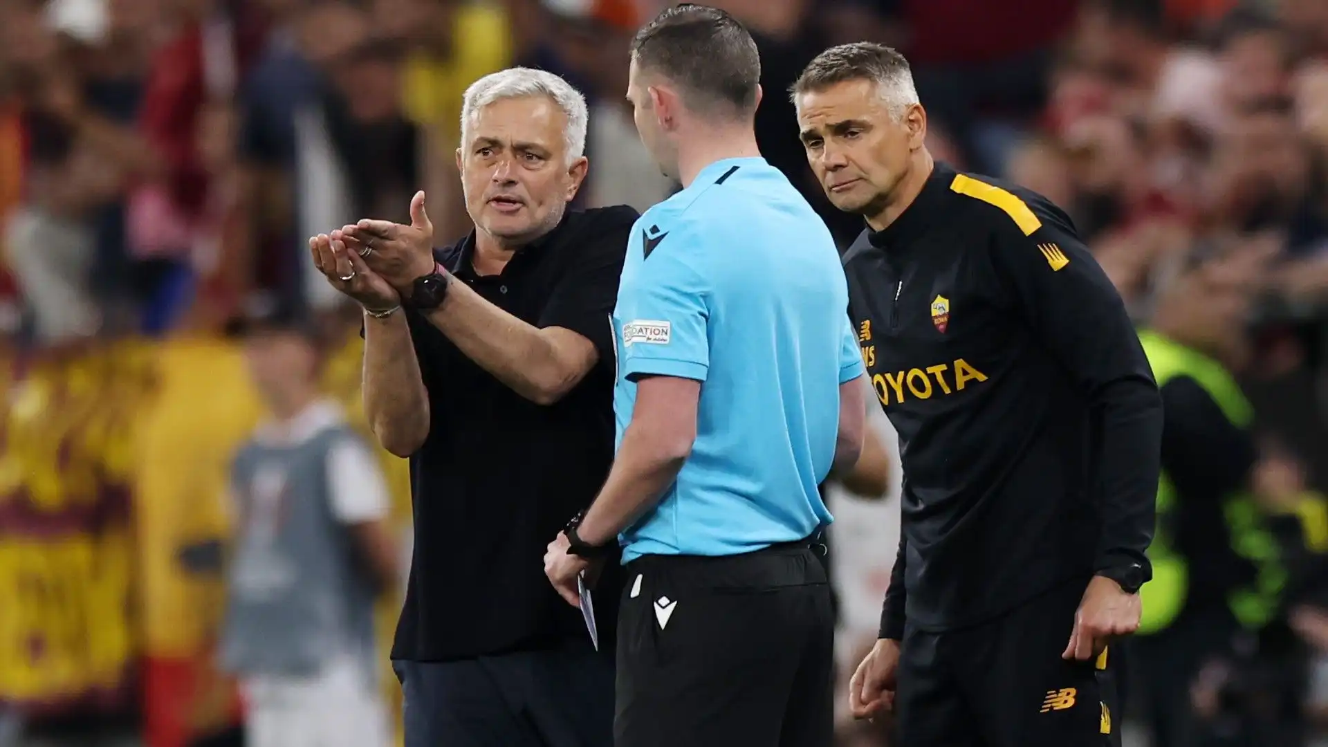 Di nuovo José Mourinho a colloquio con l'arbitro durante la partita