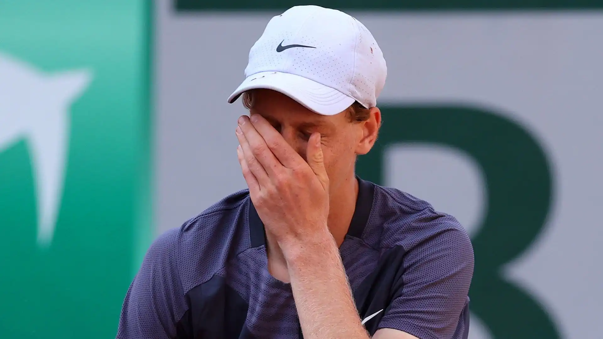 Jannik Sinner è stato sorprendentemente eliminato al secondo turno del Roland Garros