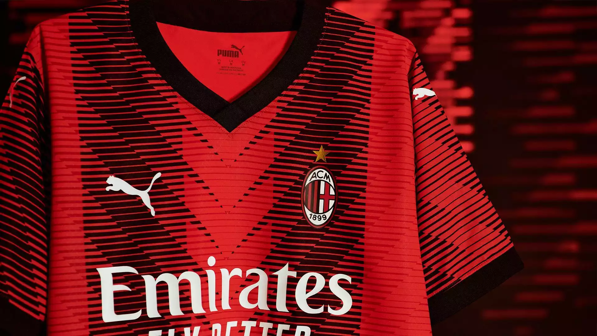 La nuova maglia del AC Milan reinventa le tradizionali striscie rossonere, che hanno reso il club una vera e propria icona di questo sport