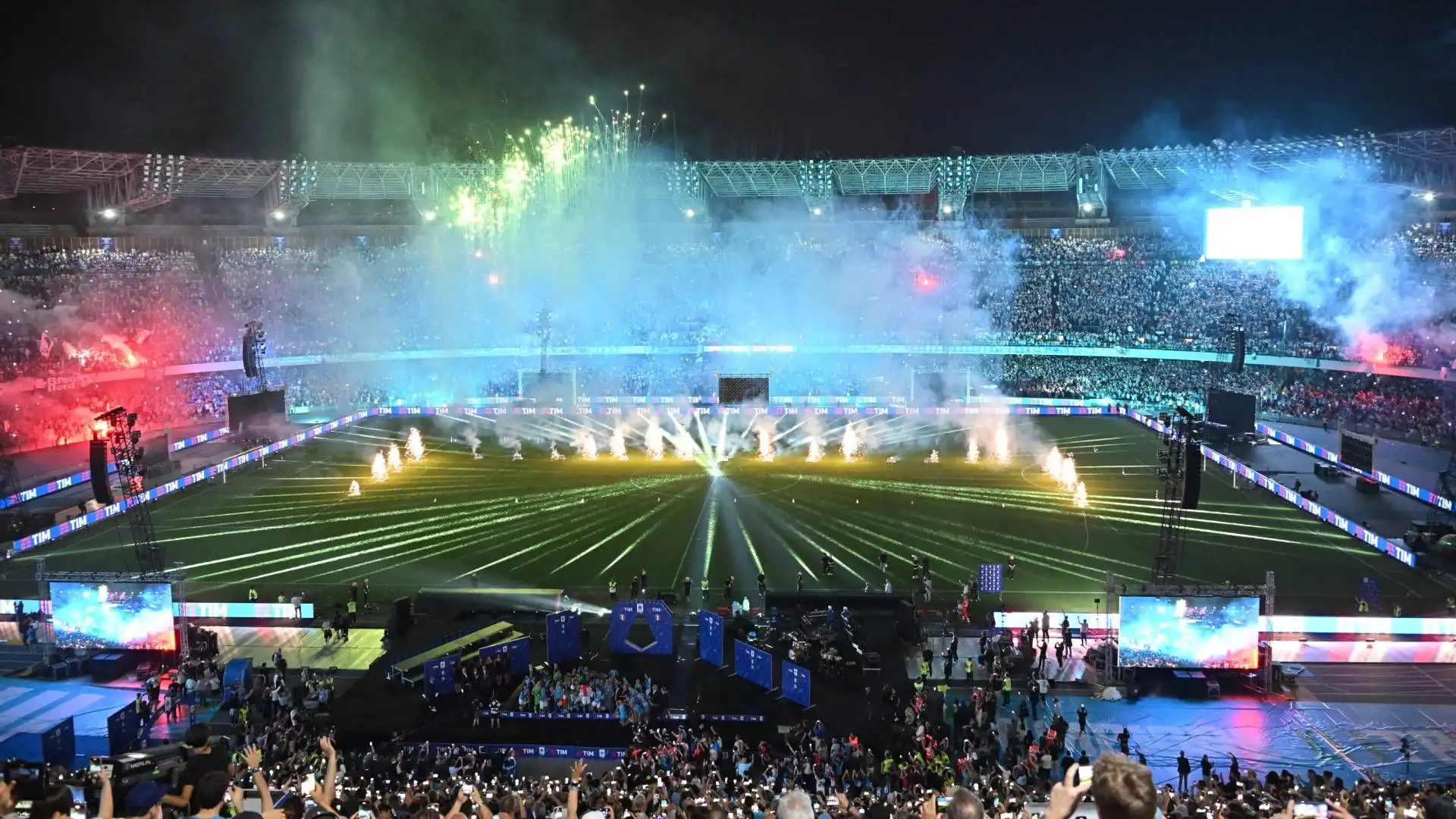 Un colpo d'occhio dello Stadio Maradona, completamente gremito per la festa scudetto
